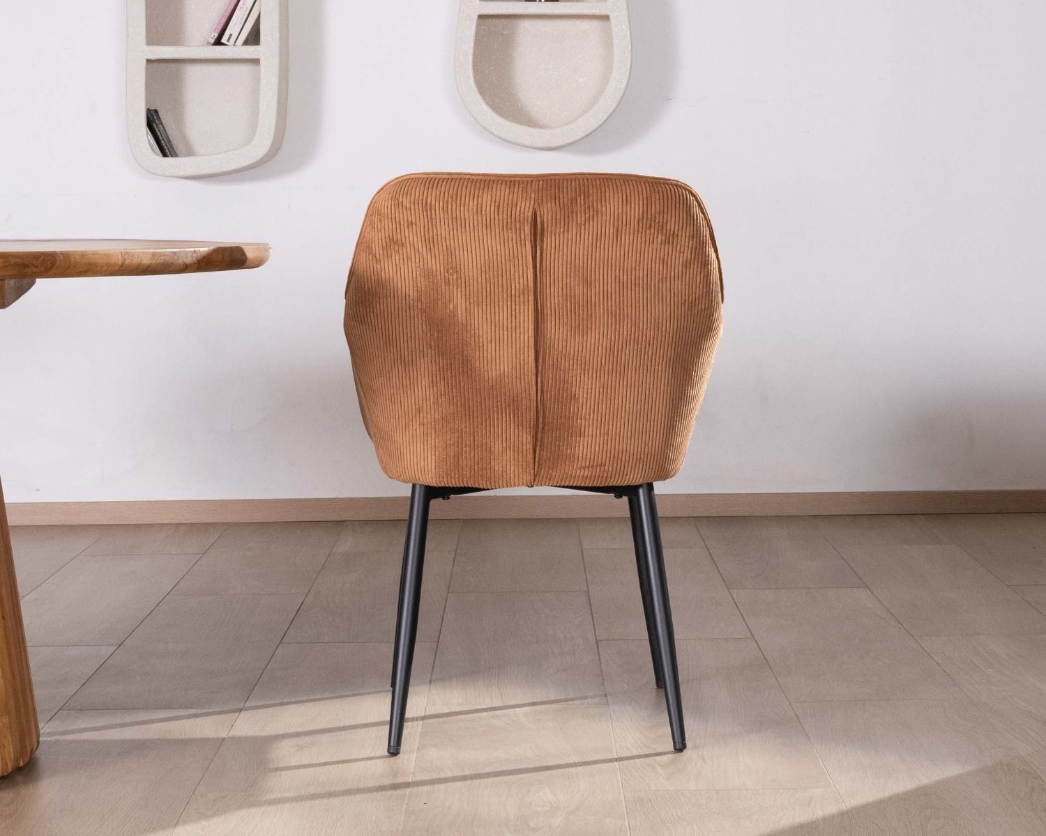Silla contemporánea de terciopelo color cobre con reposabrazos «Scotty» y patas de metal negro