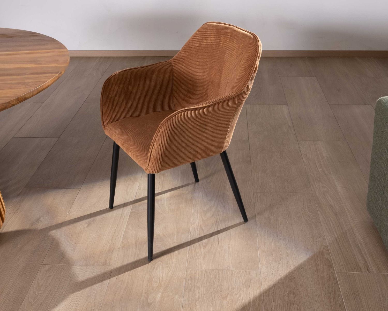 Silla contemporánea de terciopelo color cobre con reposabrazos «Scotty» y patas de metal negro