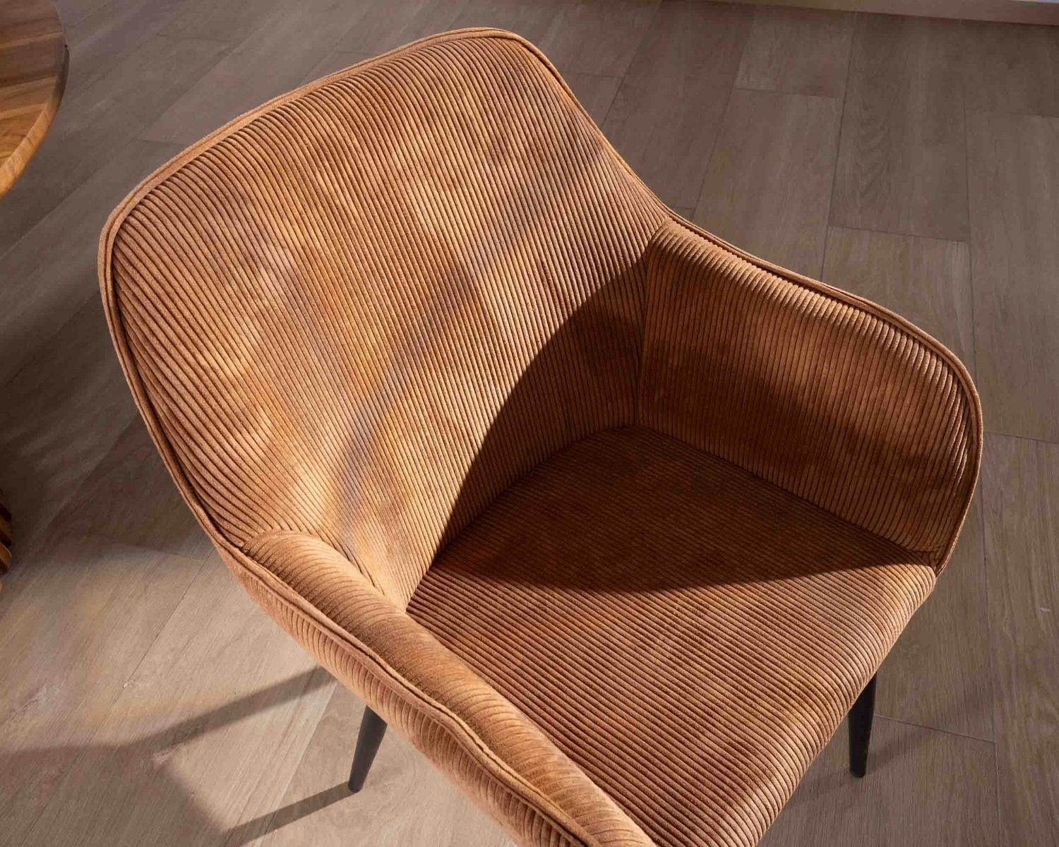 Silla contemporánea de terciopelo color cobre con reposabrazos «Scotty» y patas de metal negro