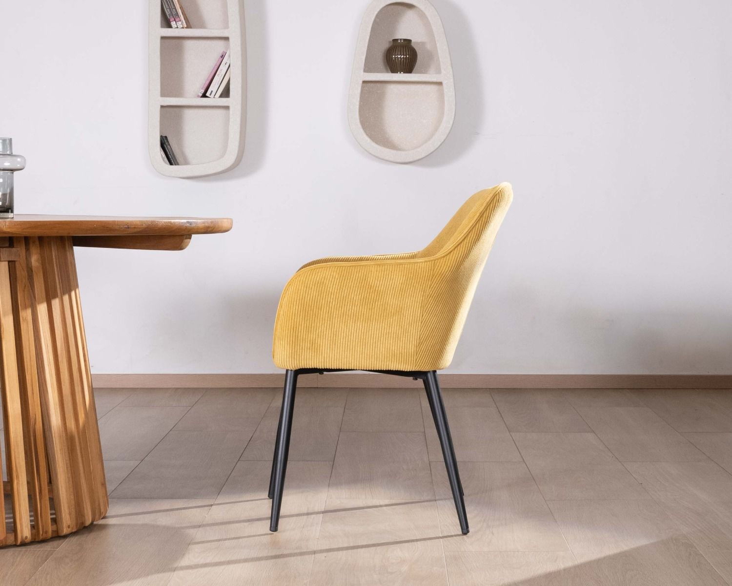 Silla de comedor con reposabrazos de pana amarilla «Scotty» y patas de metal negro