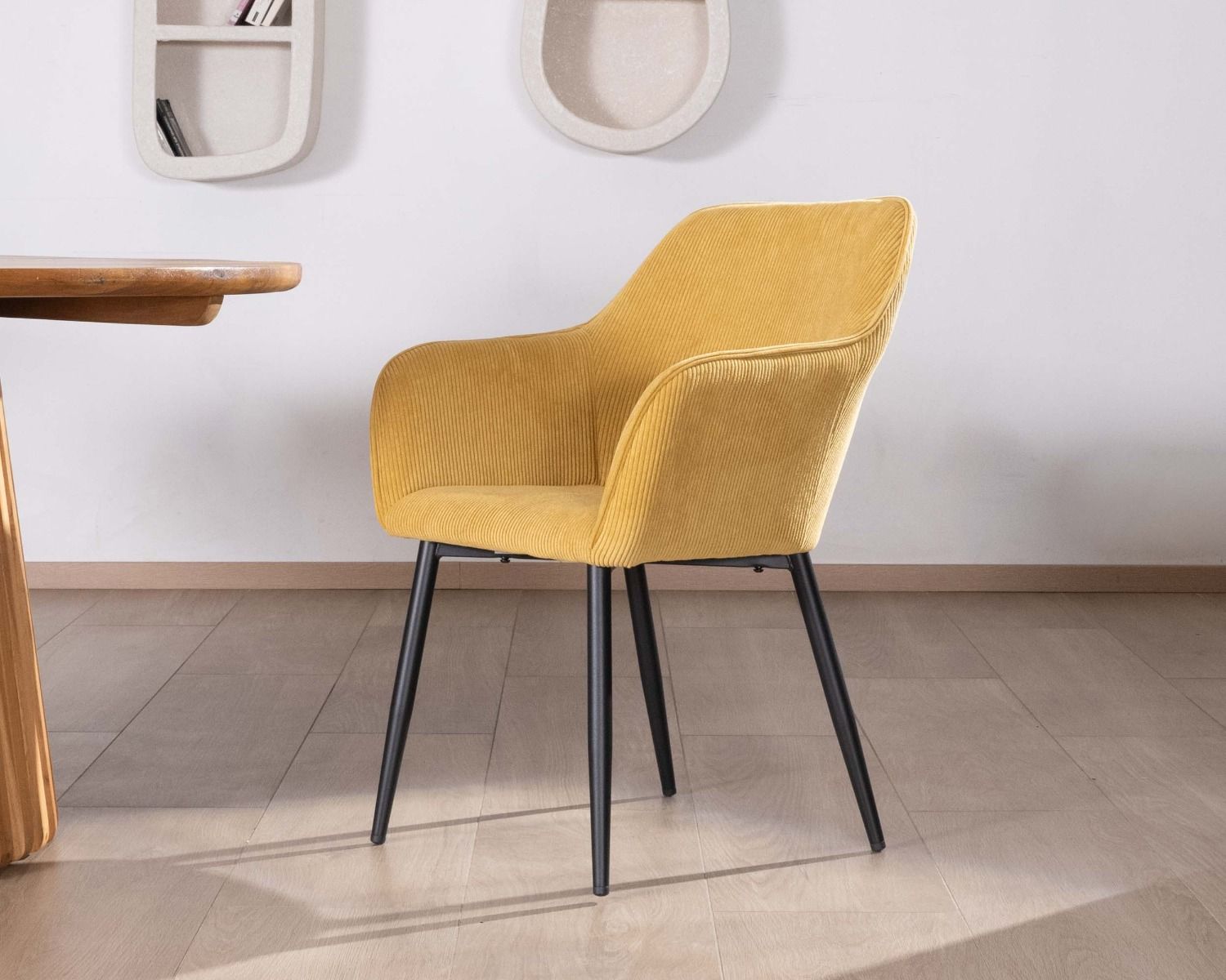 Silla de comedor con reposabrazos de pana amarilla «Scotty» y patas de metal negro