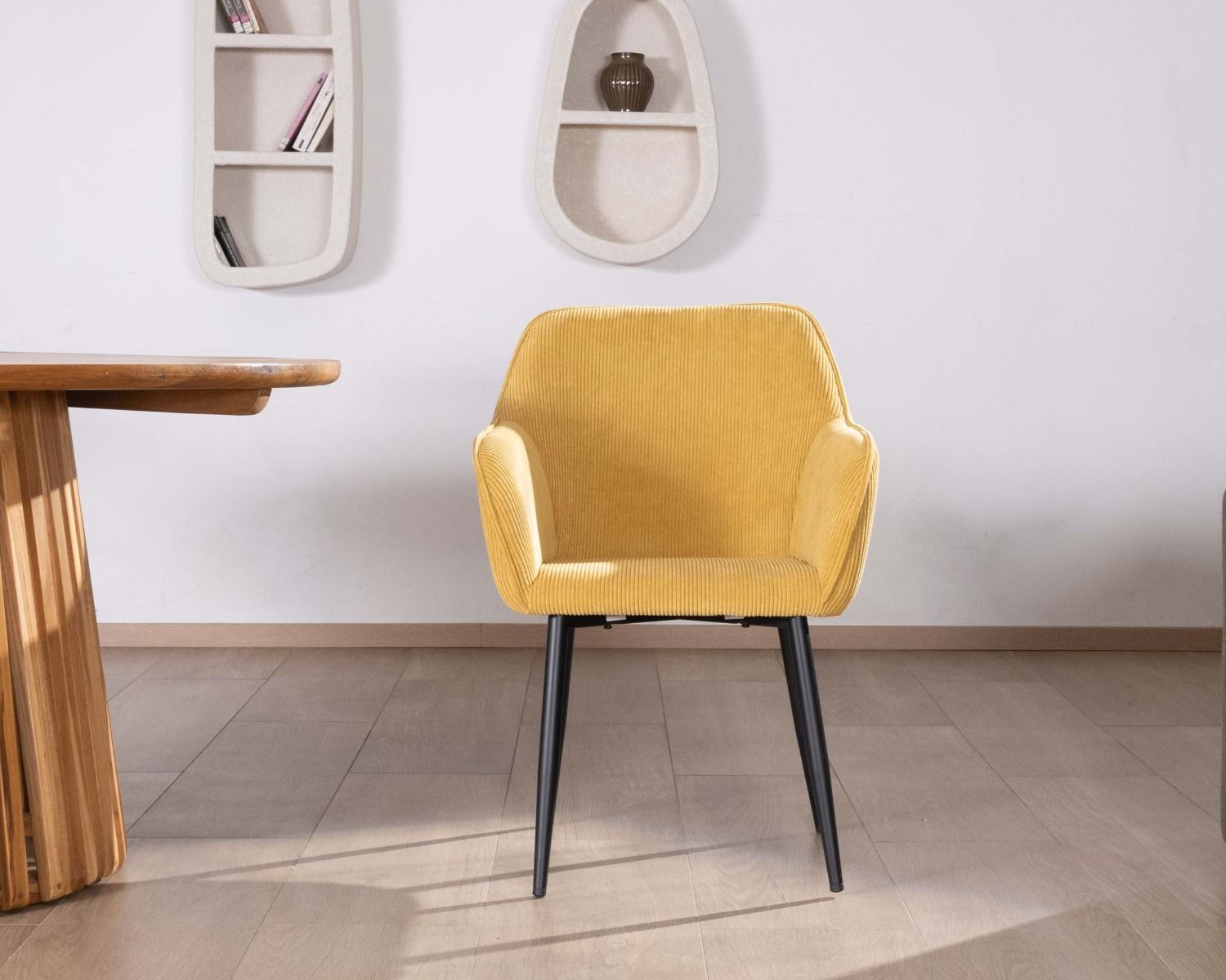 Silla de comedor con reposabrazos de pana amarilla «Scotty» y patas de metal negro