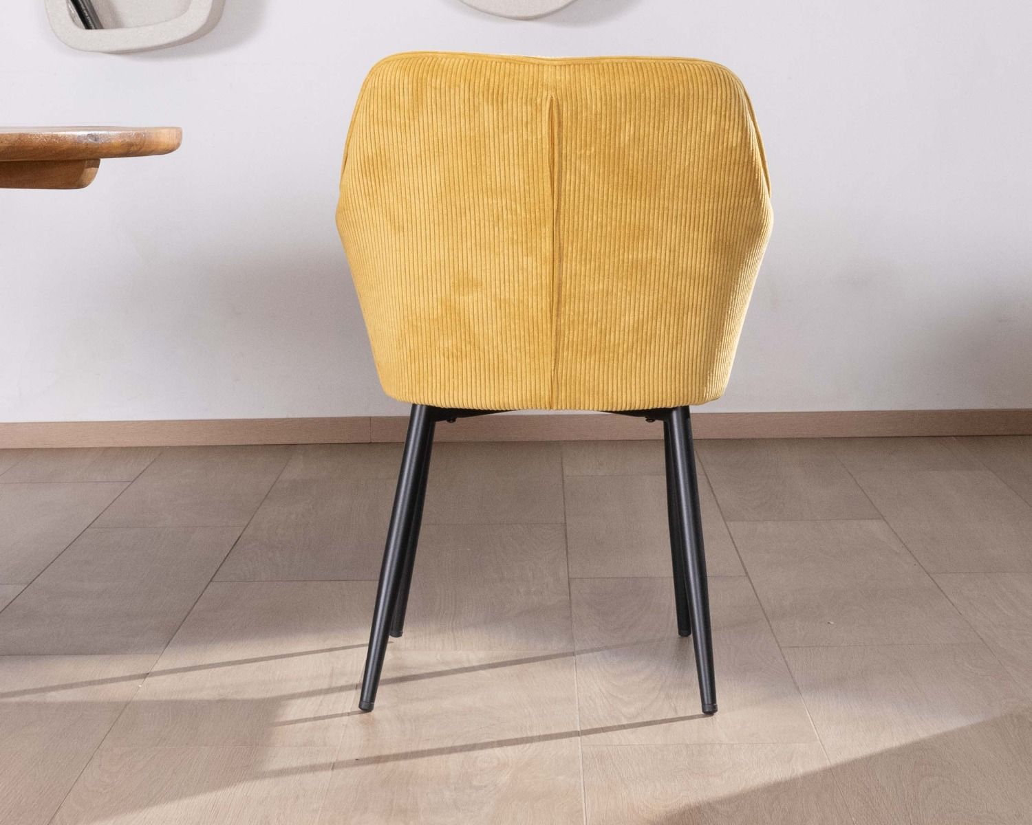 Silla de comedor con reposabrazos de pana amarilla «Scotty» y patas de metal negro