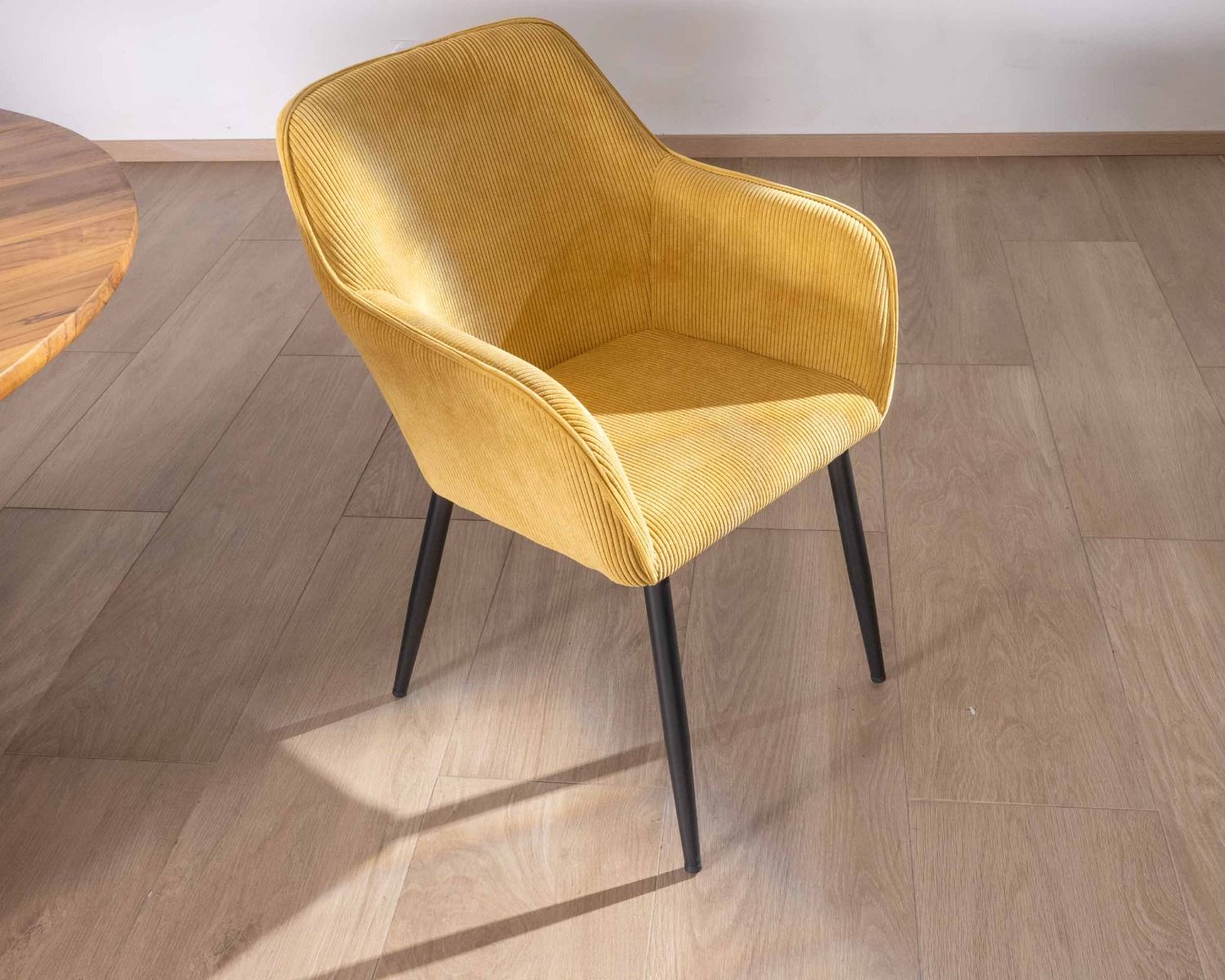 Silla de comedor con reposabrazos de pana amarilla «Scotty» y patas de metal negro