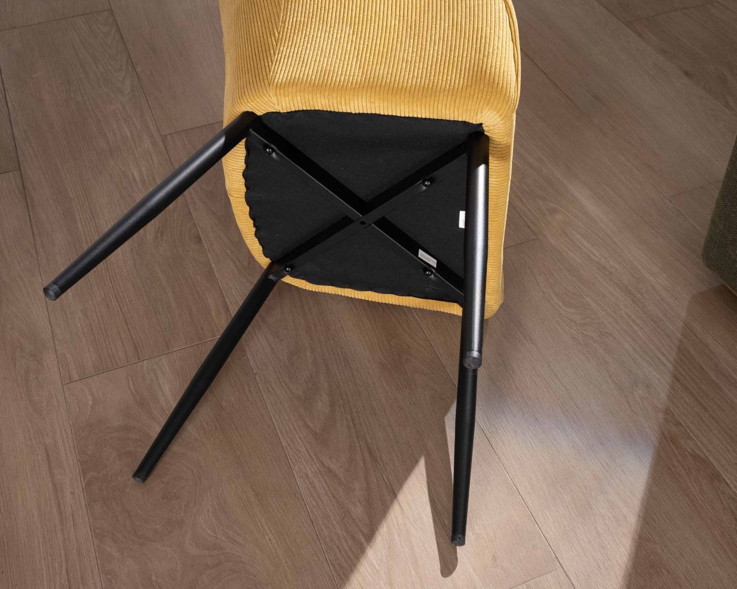 Silla de comedor con reposabrazos de pana amarilla «Scotty» y patas de metal negro