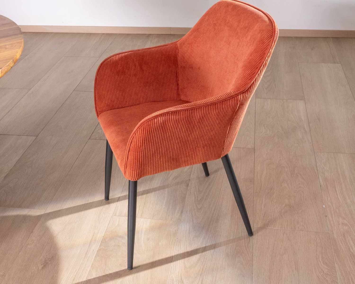 Silla con reposabrazos de terciopelo rojo terracota y patas de metal negro «Scotty»