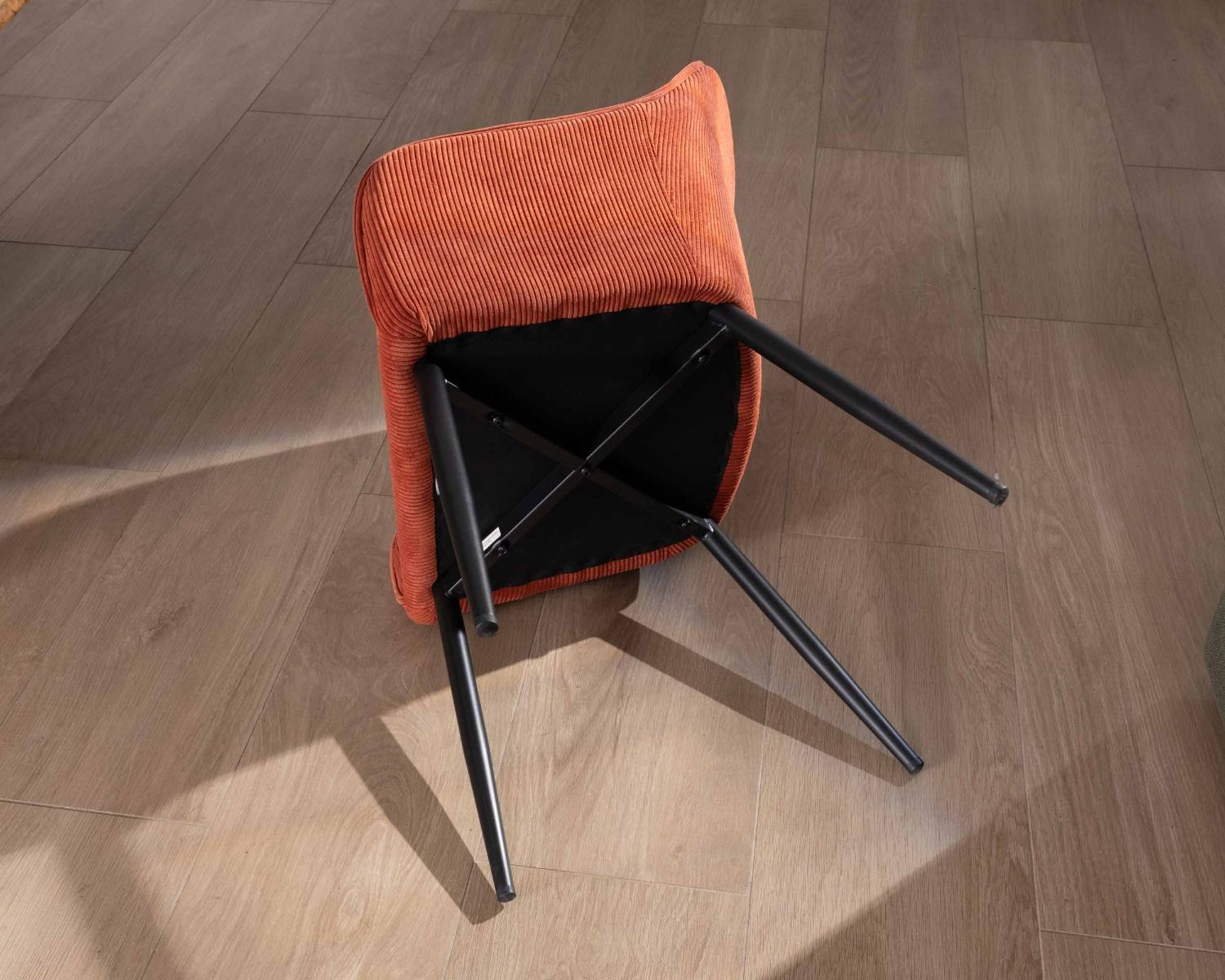 Silla con reposabrazos de terciopelo rojo terracota y patas de metal negro «Scotty»