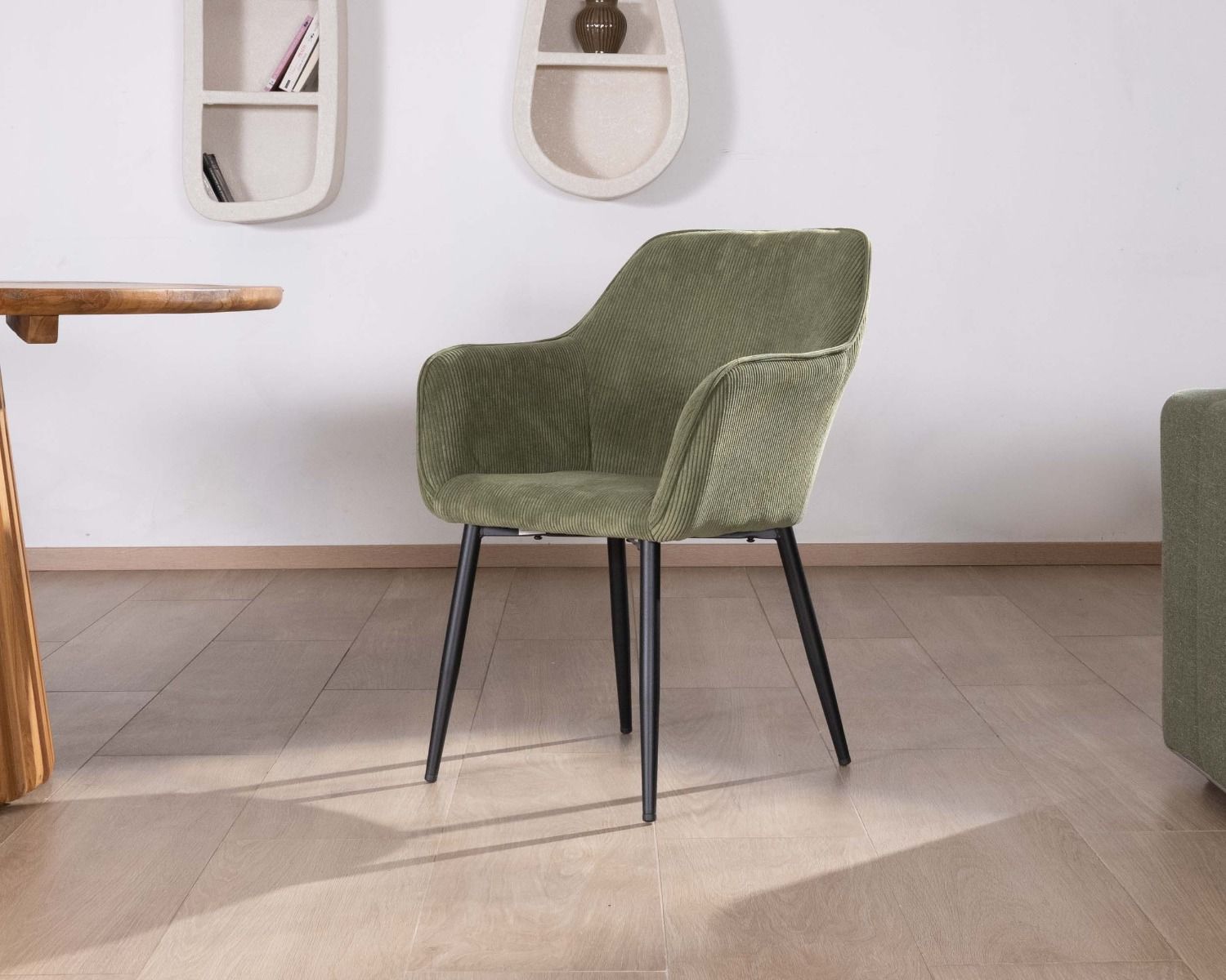 Silla contemporánea con reposabrazos «Scotty», de terciopelo verde caqui y patas de metal negro