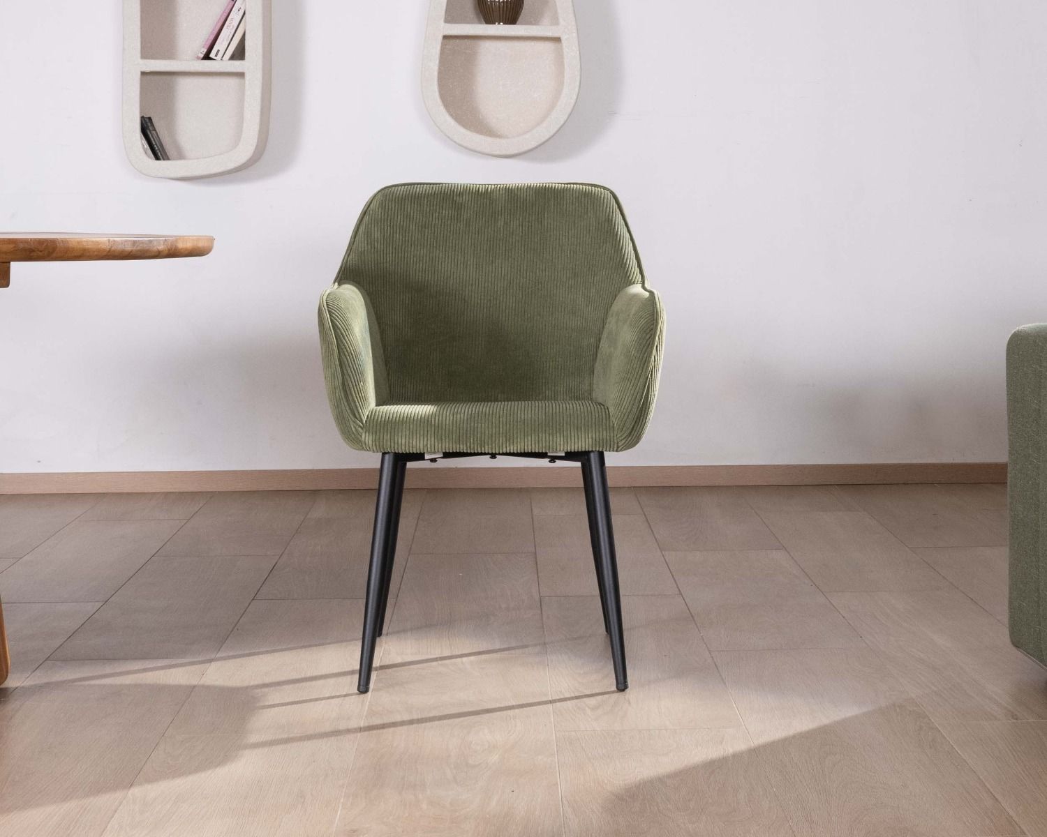 Silla contemporánea con reposabrazos «Scotty», de terciopelo verde caqui y patas de metal negro