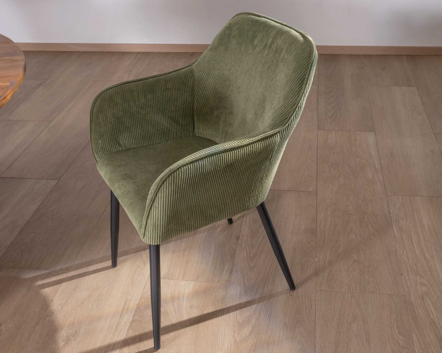 Silla contemporánea con reposabrazos «Scotty», de terciopelo verde caqui y patas de metal negro