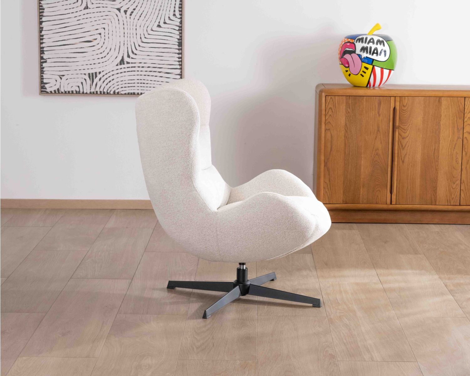 Sillón giratorio «Calista», de tejido rizado en color blanco roto, con forma envolvente