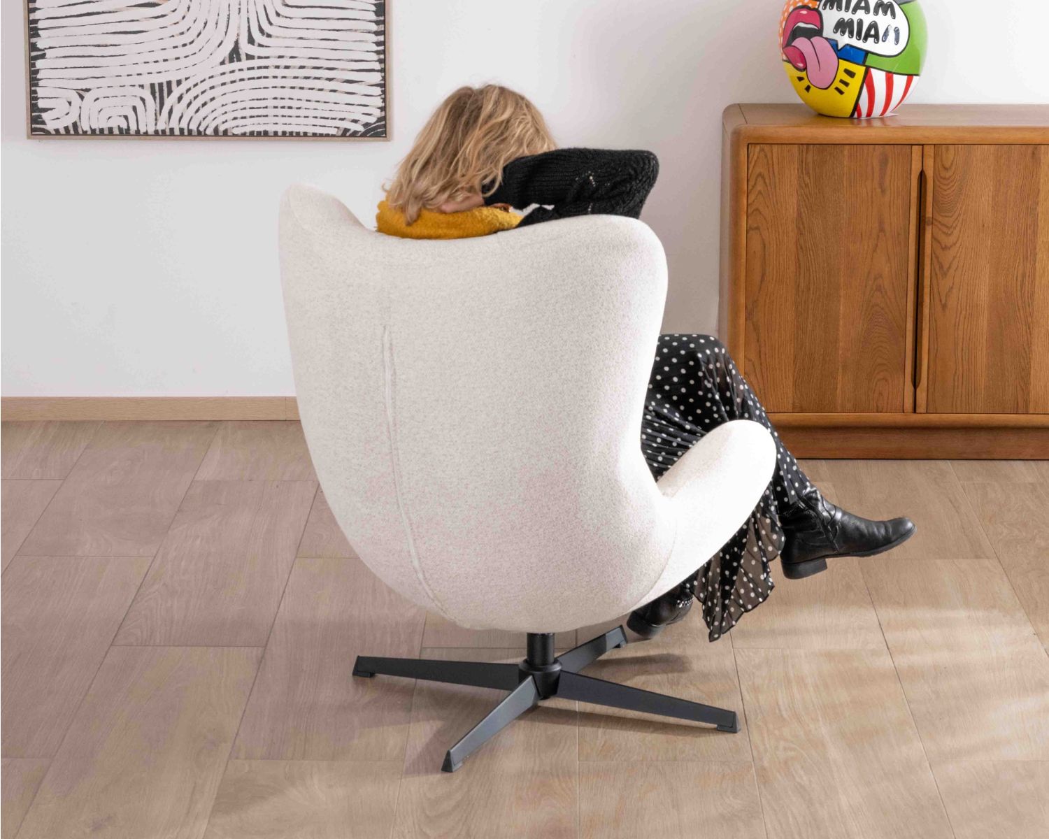 Sillón giratorio «Calista», de tejido rizado en color blanco roto, con forma envolvente