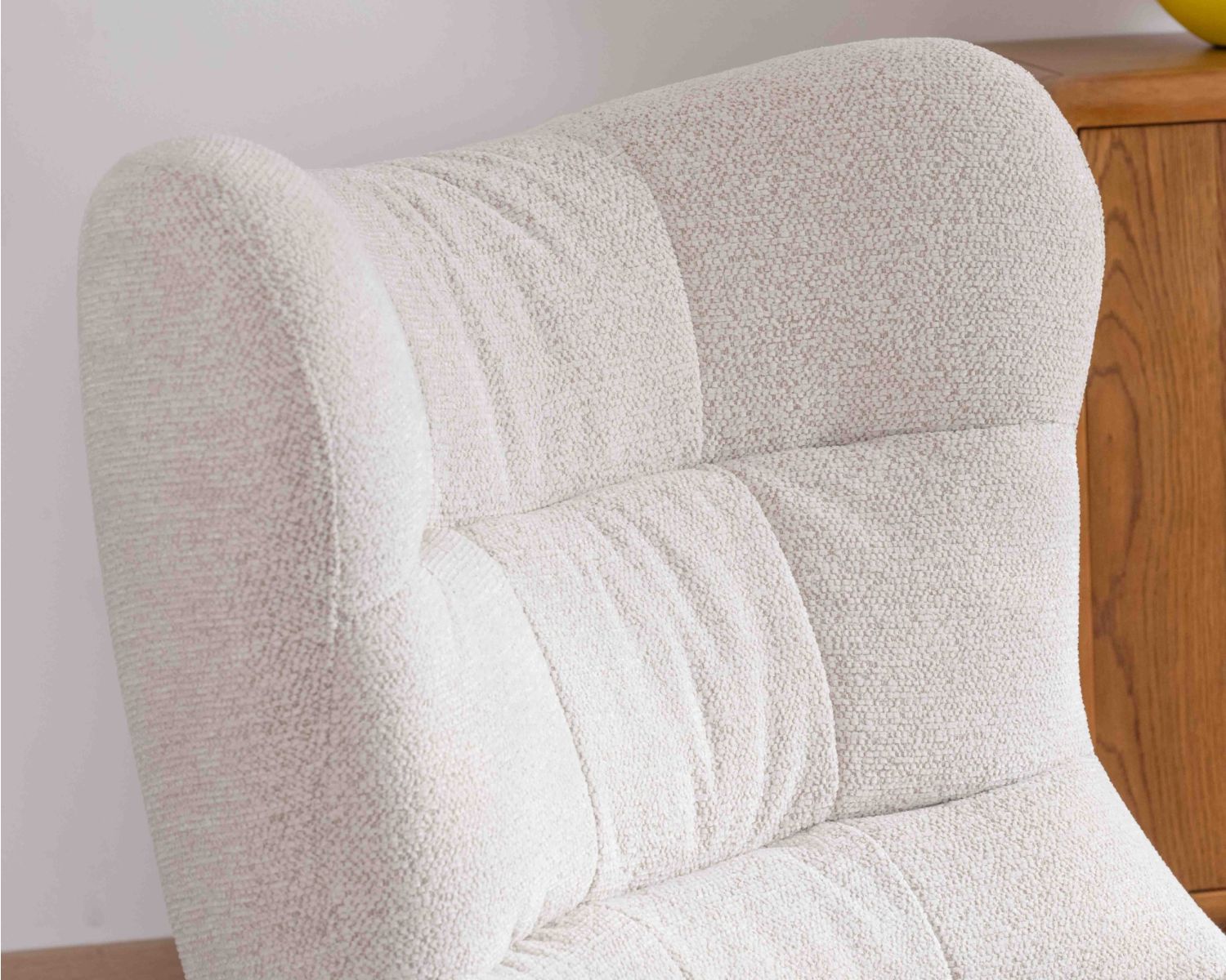 Sillón giratorio «Calista», de tejido rizado en color blanco roto, con forma envolvente