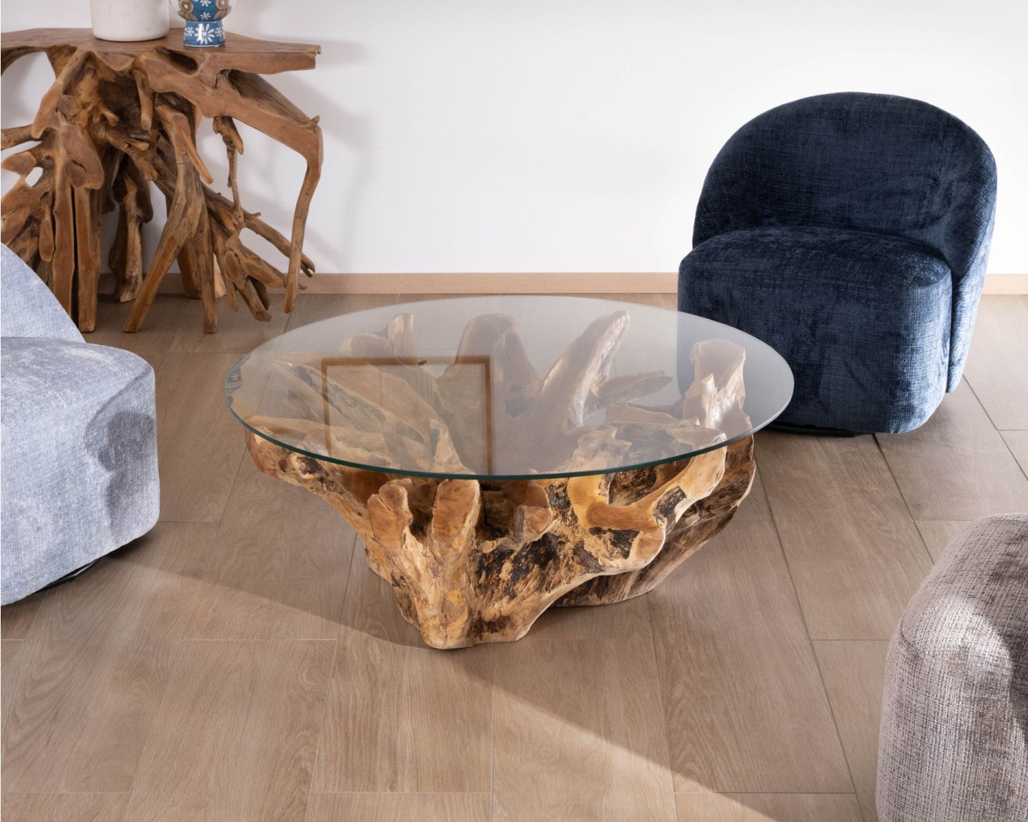 Mesa de salón redonda de 110 cm de raíz de teca maciza con tablero de cristal «Kanoa»