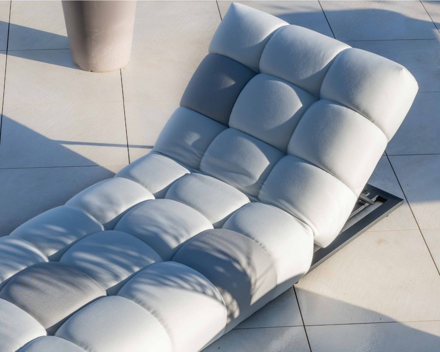 Tumbona de alta gama en tejido beige y gris claro «Lazy Beach»