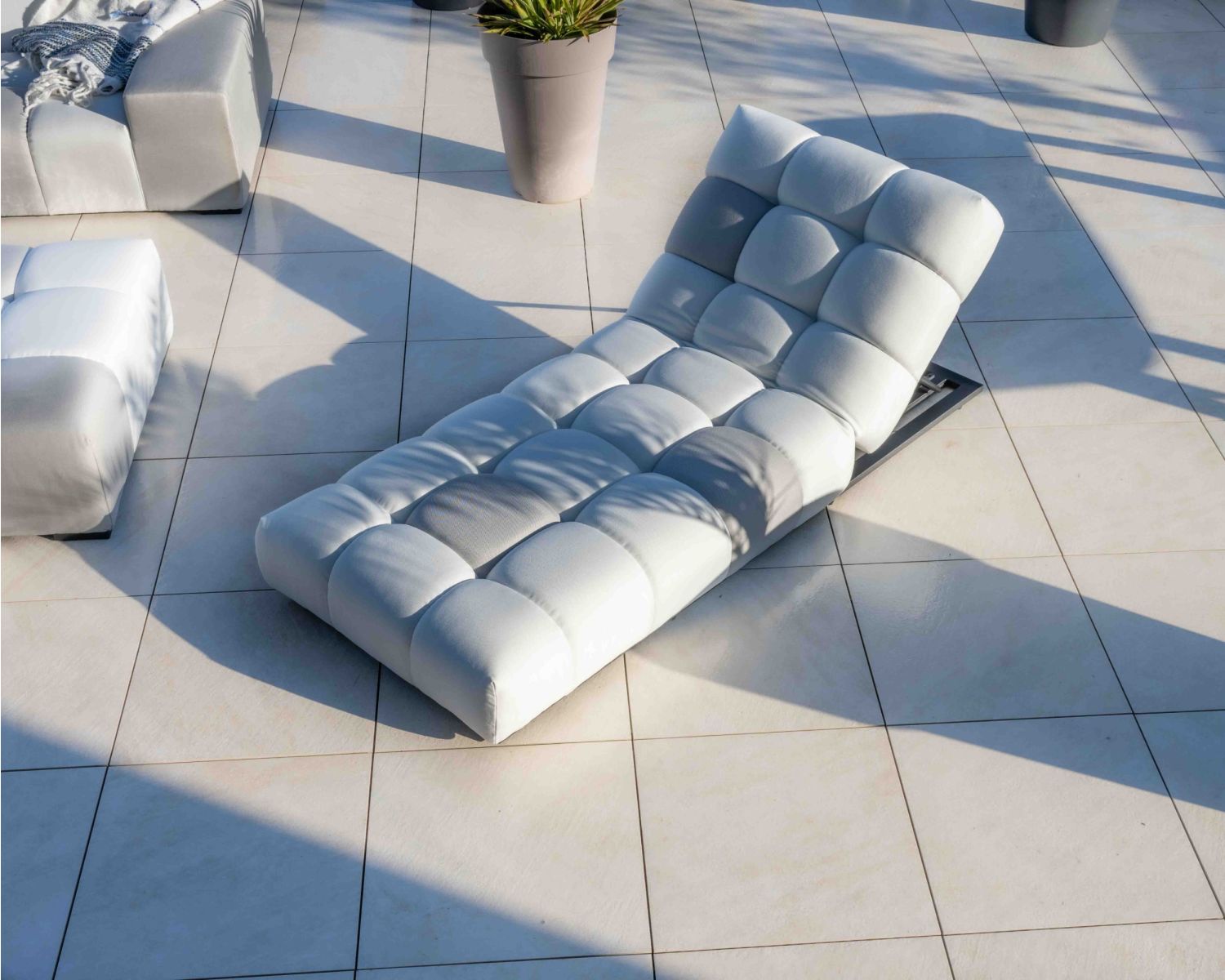 Tumbona de alta gama en tejido beige y gris claro «Lazy Beach»