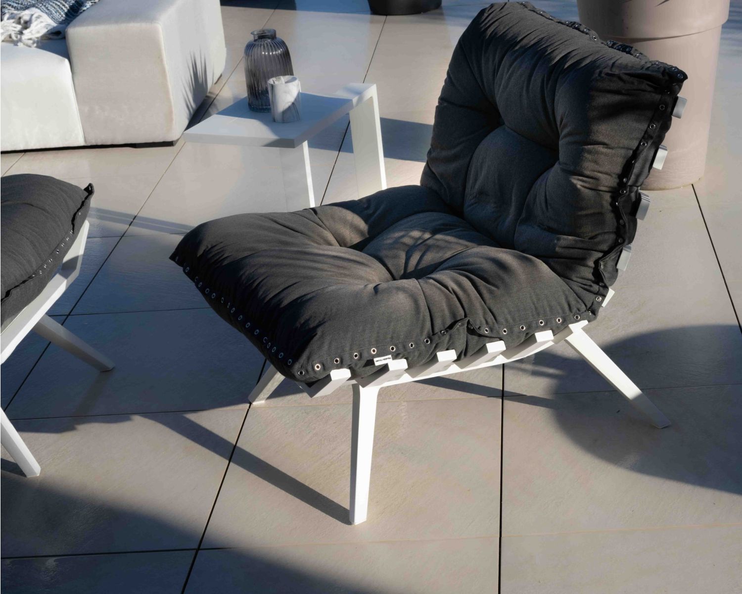 Sillón de exterior de gran comodidad con reposapiés modular en gris oscuro y blanco «Lisca»