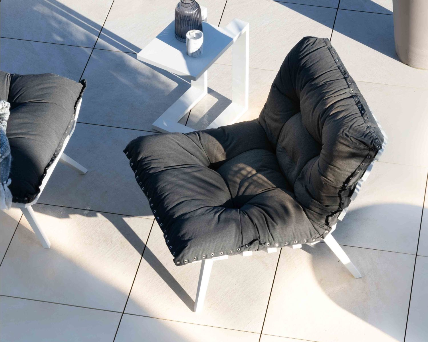 Sillón de exterior de gran comodidad con reposapiés modular en gris oscuro y blanco «Lisca»