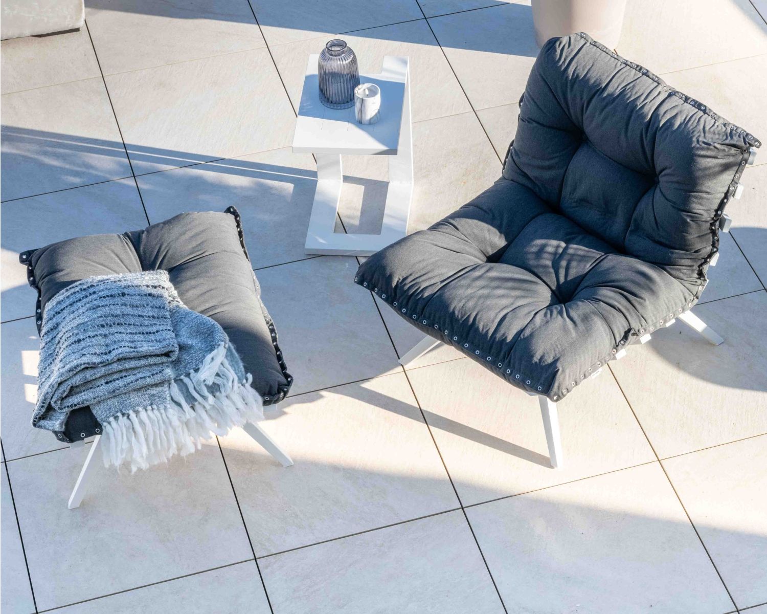 Sillón de exterior de gran comodidad con reposapiés modular en gris oscuro y blanco «Lisca»
