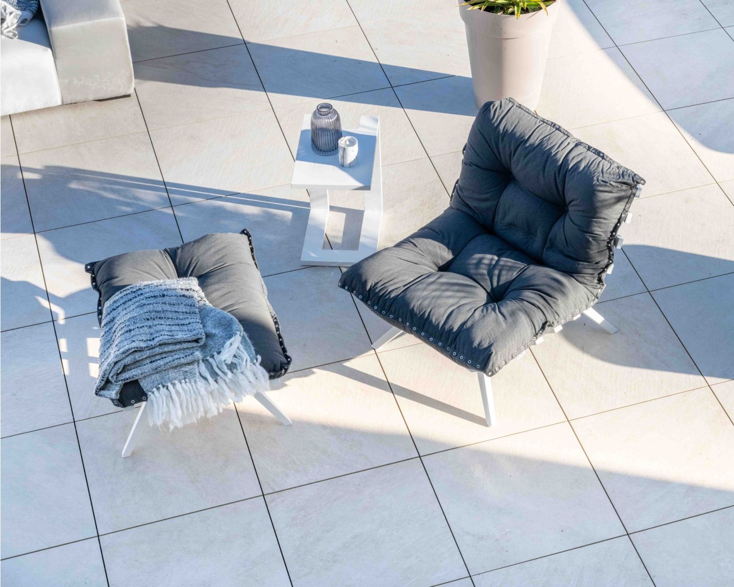 Sillón de exterior de gran comodidad con reposapiés modular en gris oscuro y blanco «Lisca»