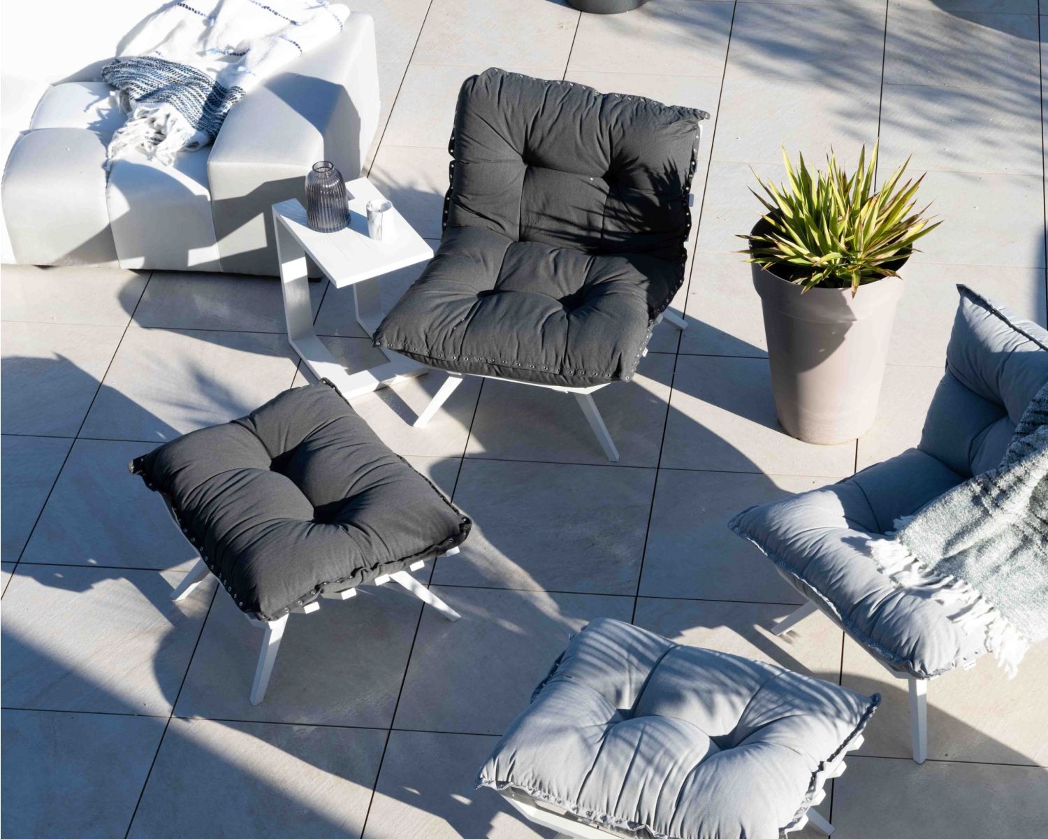 Sillón de descanso de tela gris claro, muy cómodo, con puf «Lisca»