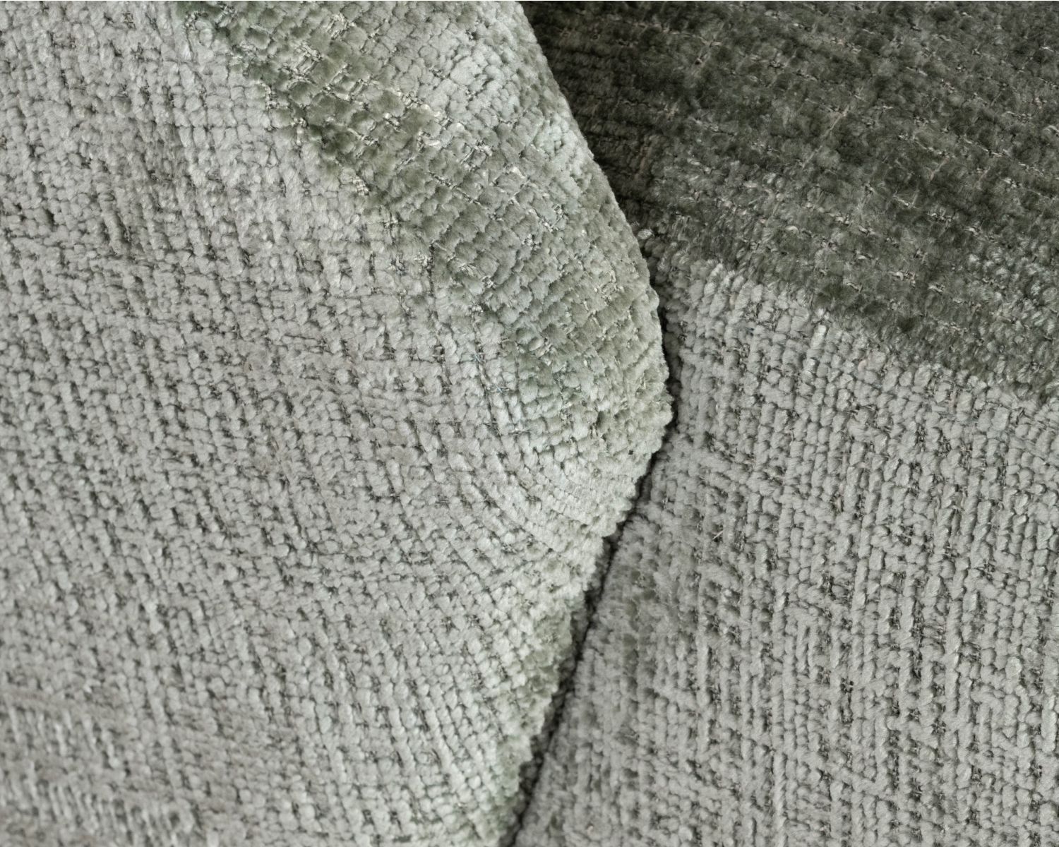 Sillón giratorio de tejido rizado sedoso en color verde salvia «Marylin»