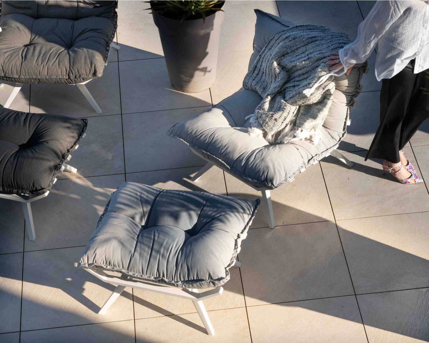 Sillón de descanso de tela gris claro, muy cómodo, con puf «Lisca»