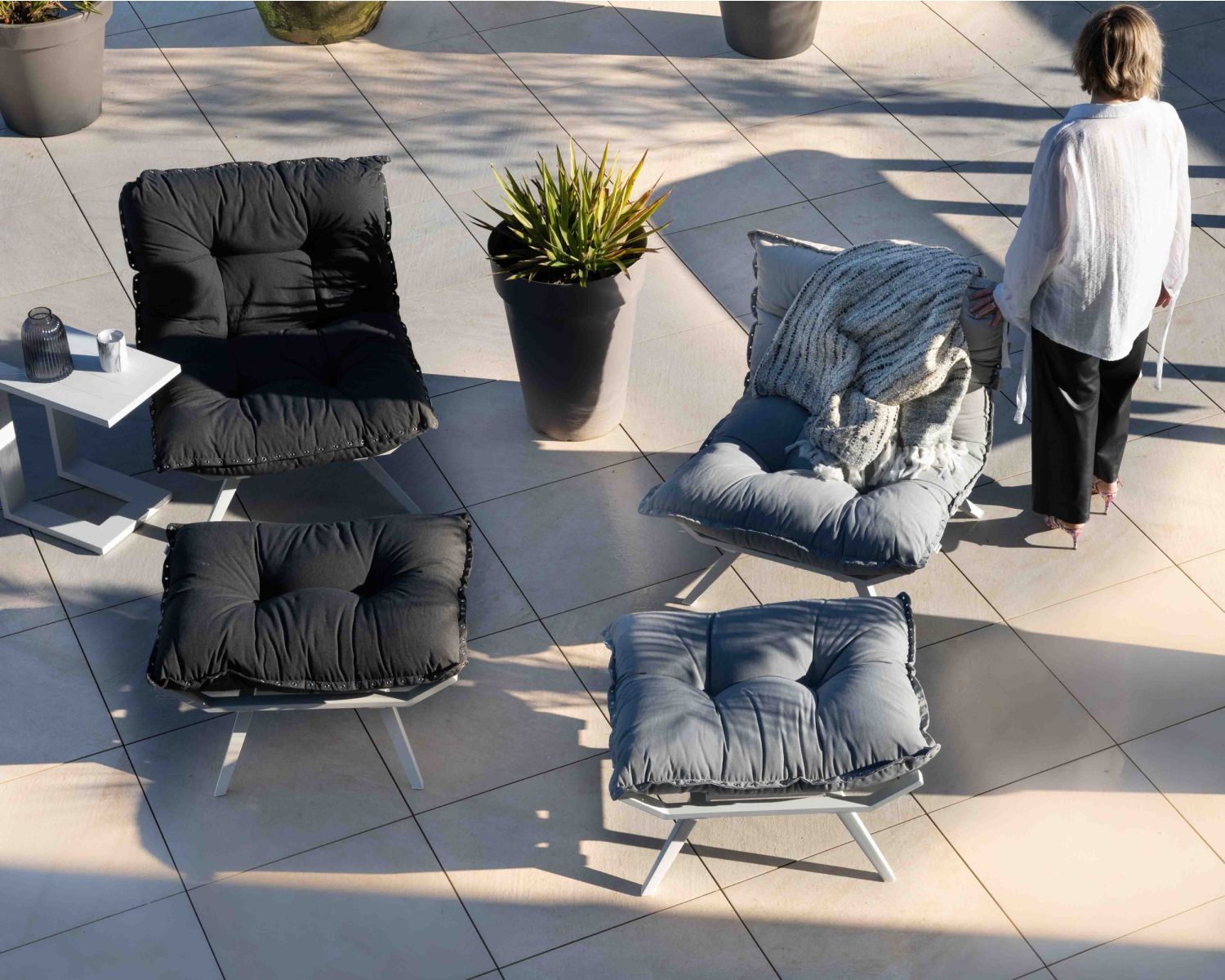 Sillón de descanso de tela gris claro, muy cómodo, con puf «Lisca»