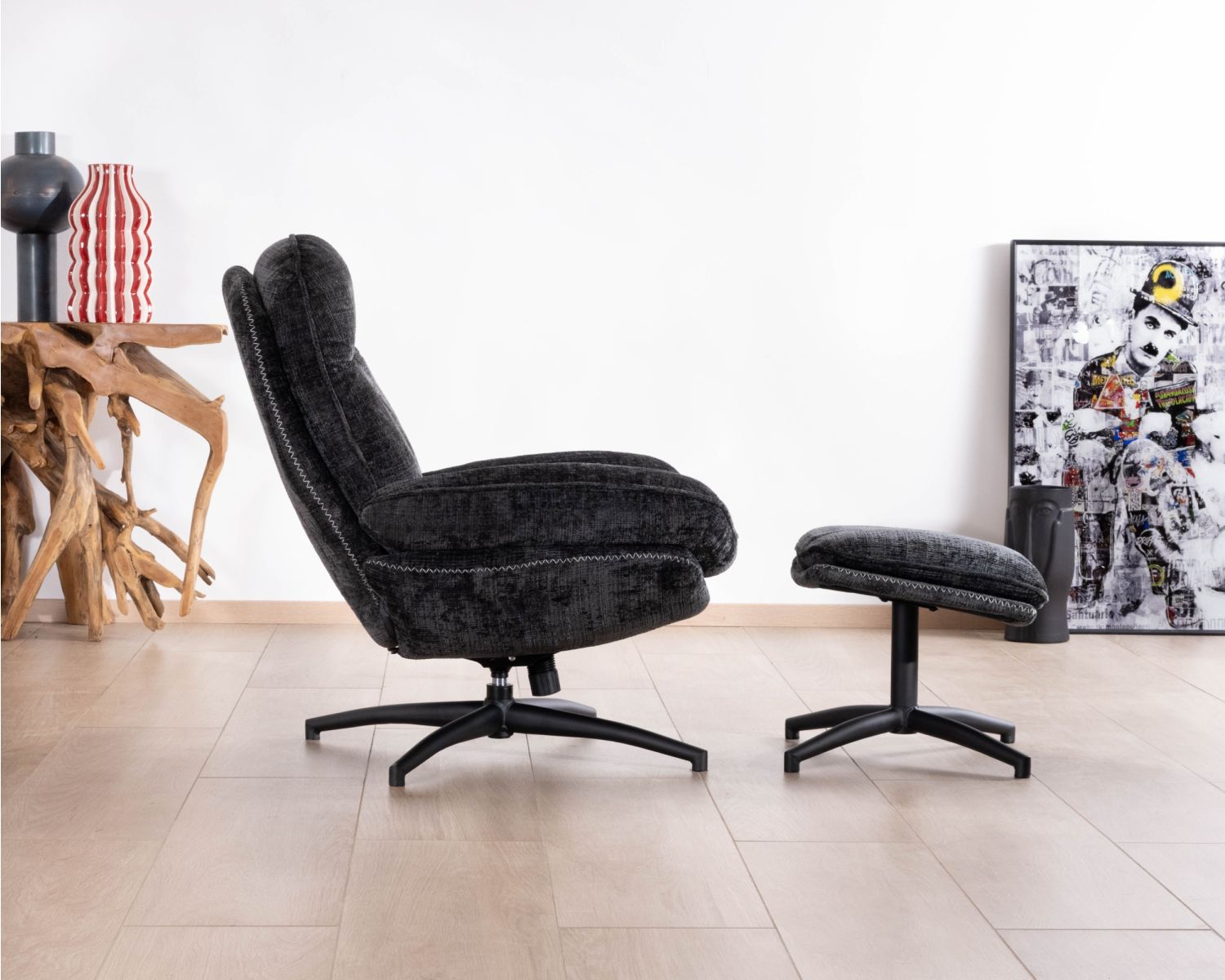 Cómodo sillón giratorio de estilo retro, tapizado en tela gris «Branson», con puf