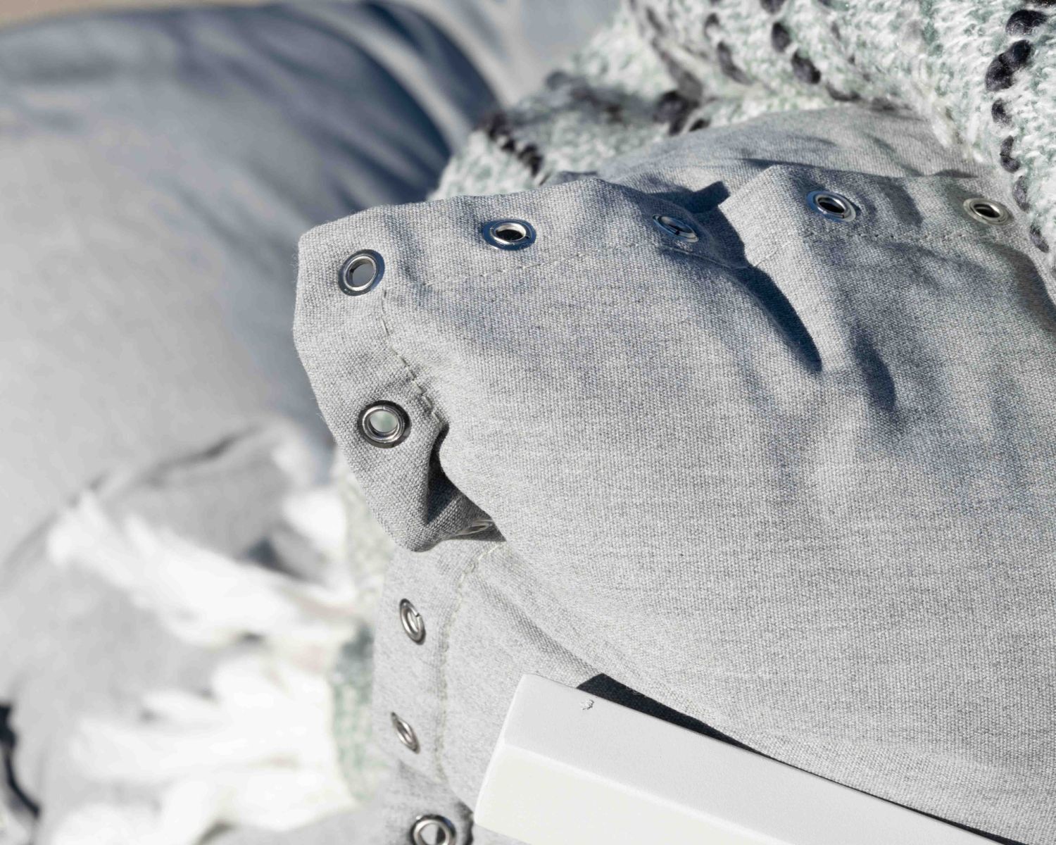 Sillón de descanso de tela gris claro, muy cómodo, con puf «Lisca»