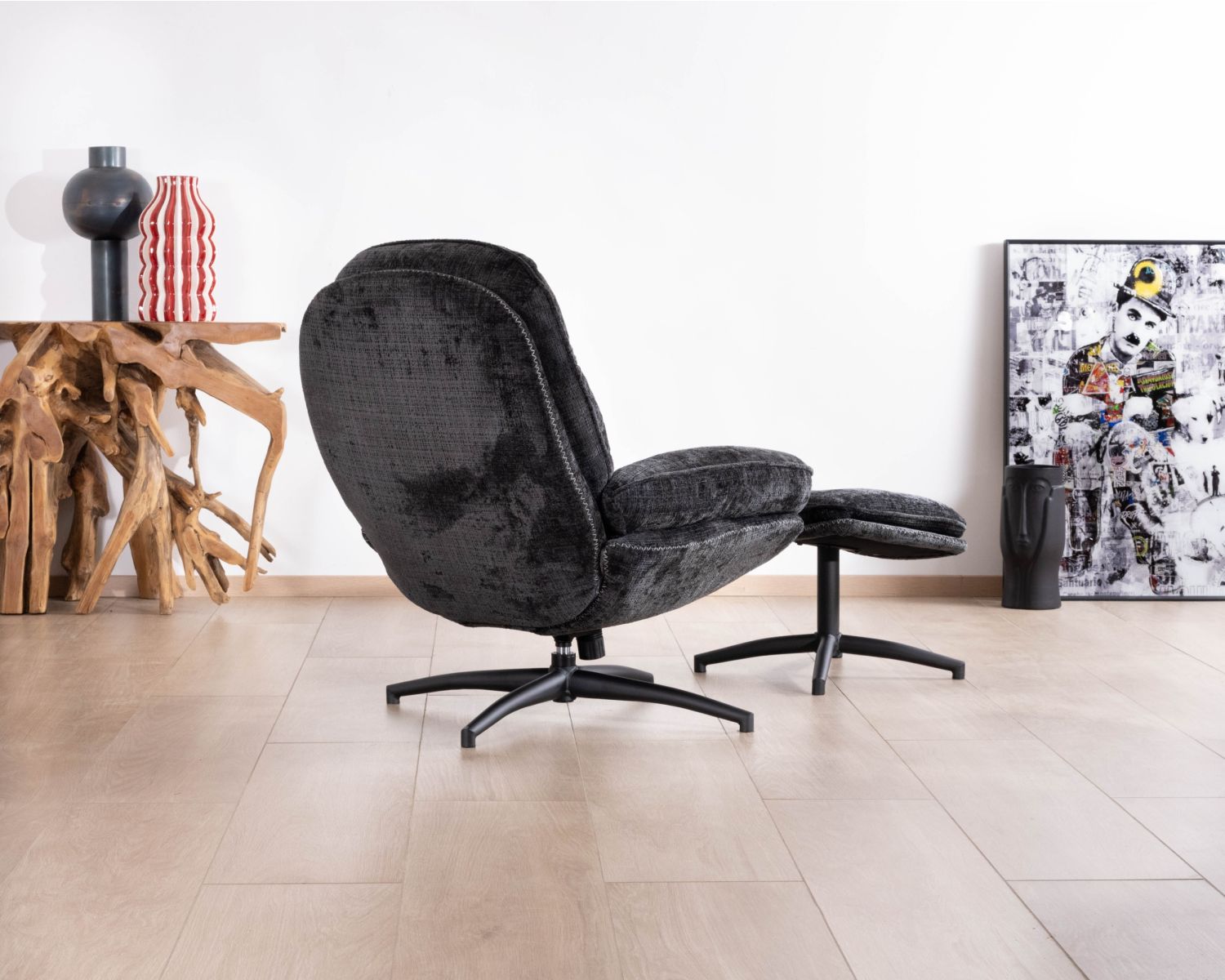 Cómodo sillón giratorio de estilo retro, tapizado en tela gris «Branson», con puf