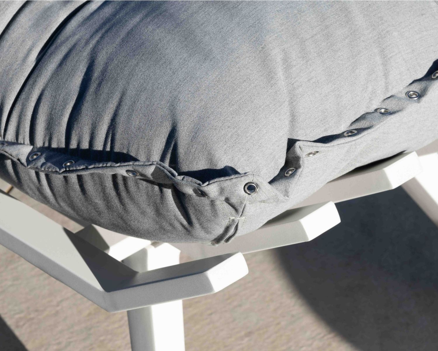 Sillón de descanso de tela gris claro, muy cómodo, con puf «Lisca»
