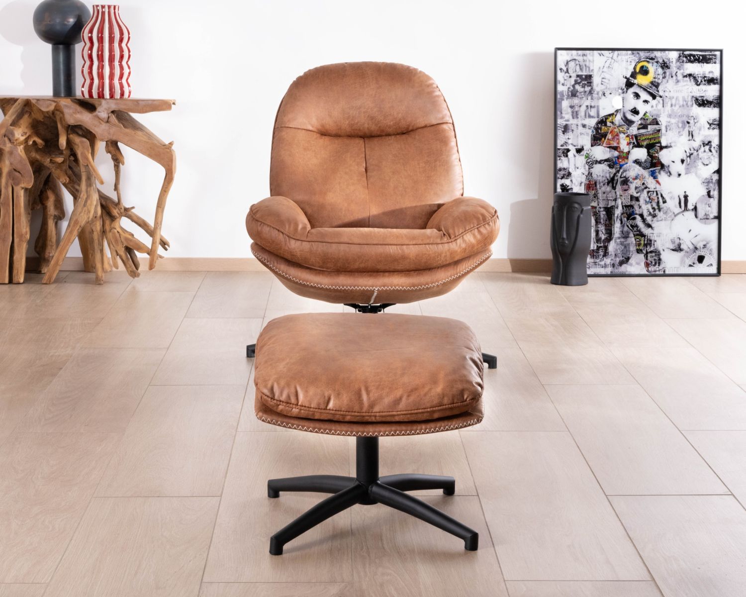 Sillón giratorio de estilo retro con puf de microfibra en color habano «Branson»