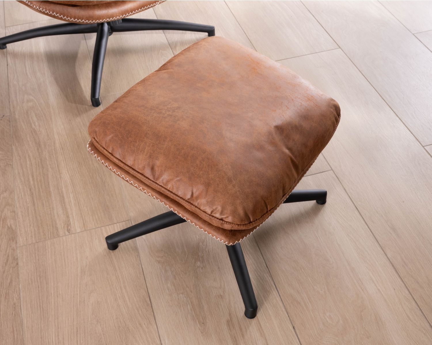 Sillón giratorio de estilo retro con puf de microfibra en color habano «Branson»