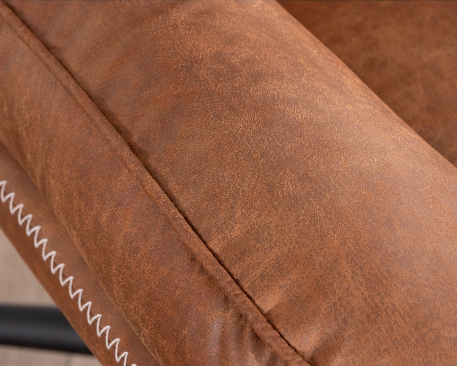 Sillón giratorio de estilo retro con puf de microfibra en color habano «Branson»