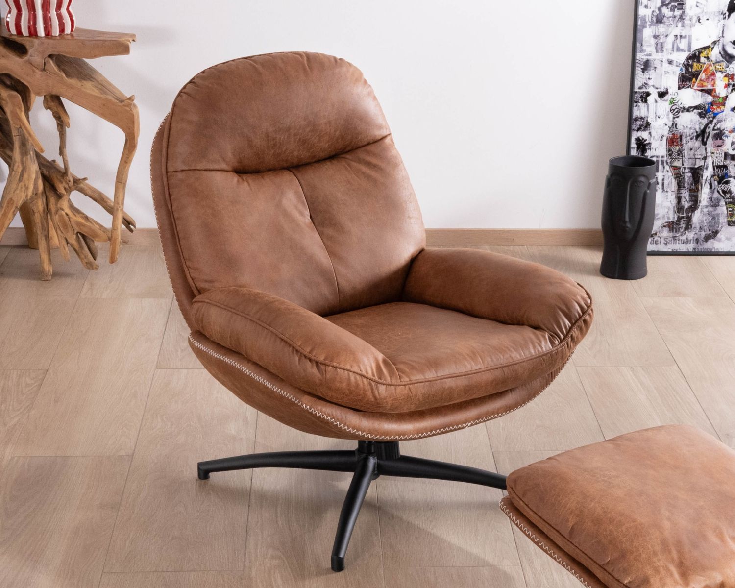 Sillón giratorio de estilo retro con puf de microfibra en color habano «Branson»