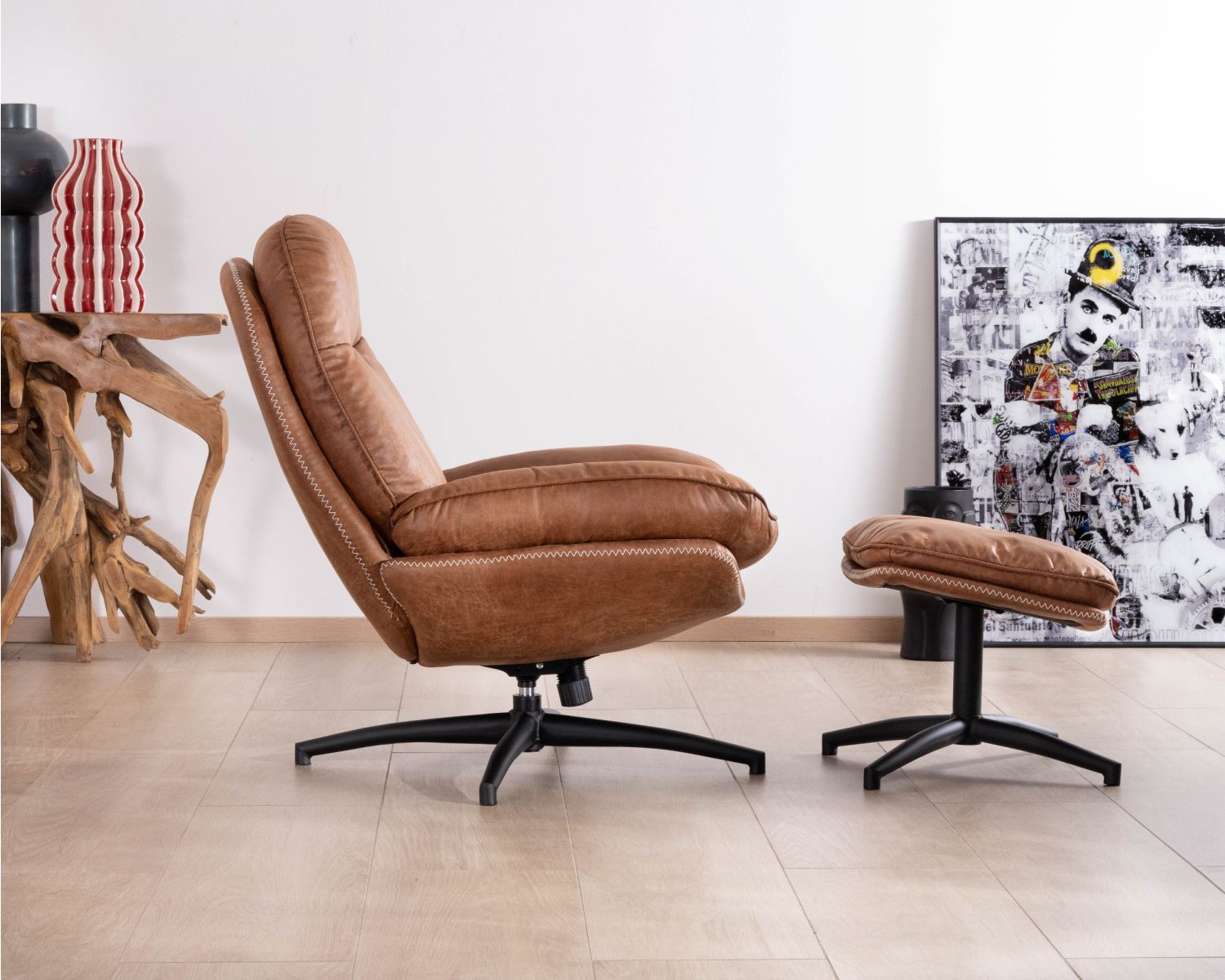 Sillón giratorio de estilo retro con puf de microfibra en color habano «Branson»