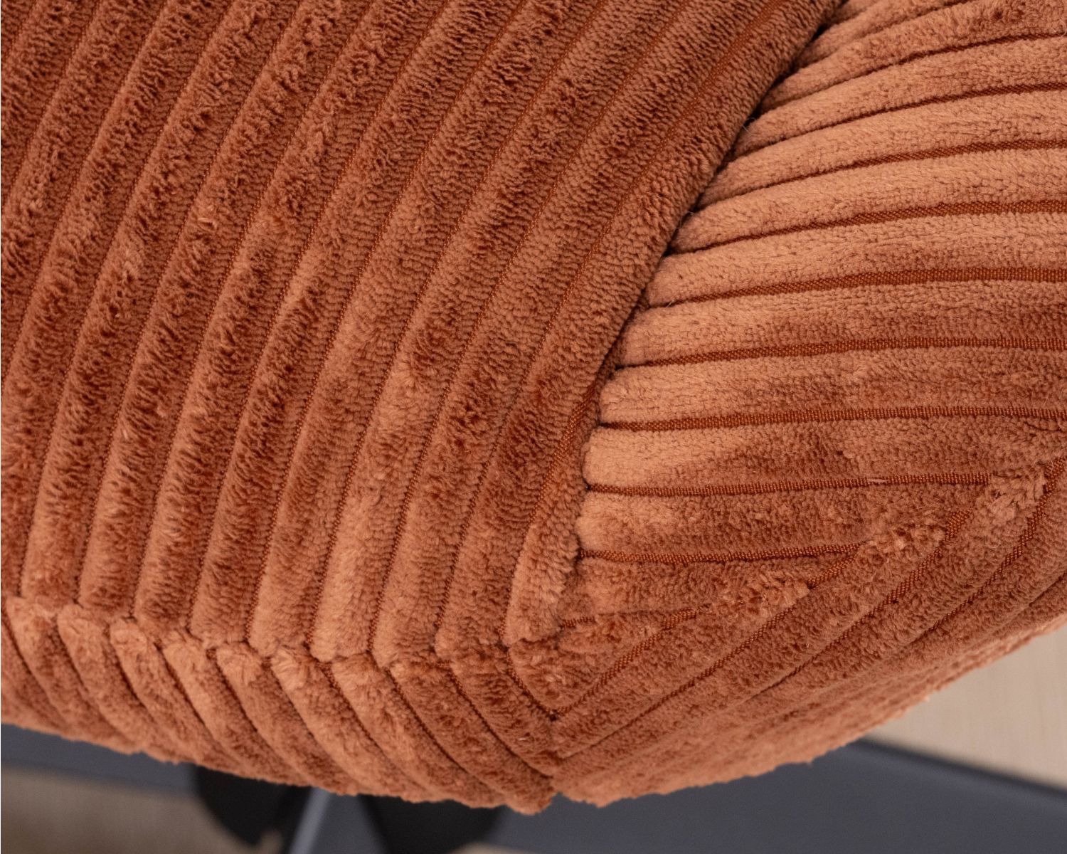 Sillón giratorio de 360° en pana color terracota «Bissett»