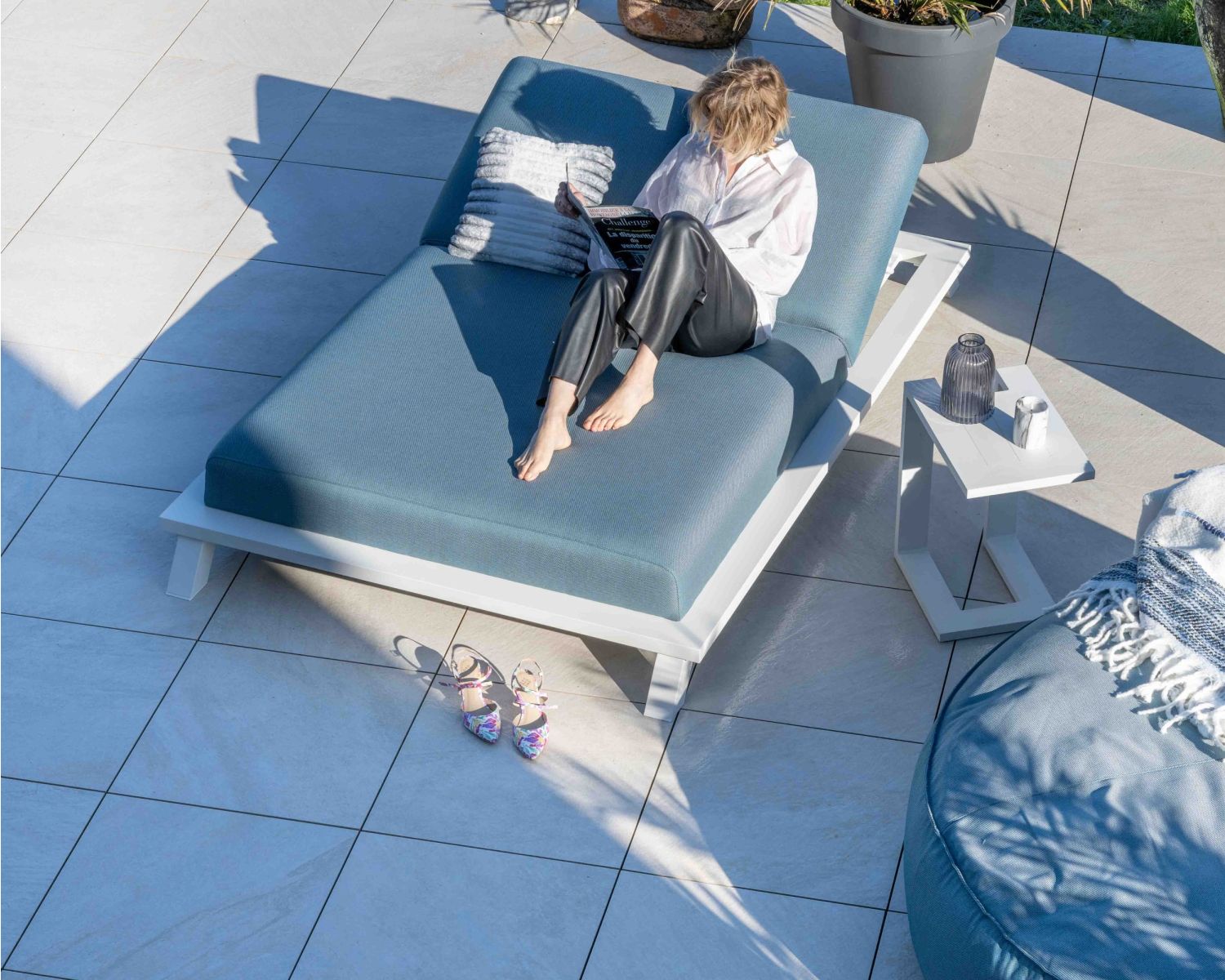 Tumbona doble de tela turquesa y aluminio blanco «Nusa Pedina»