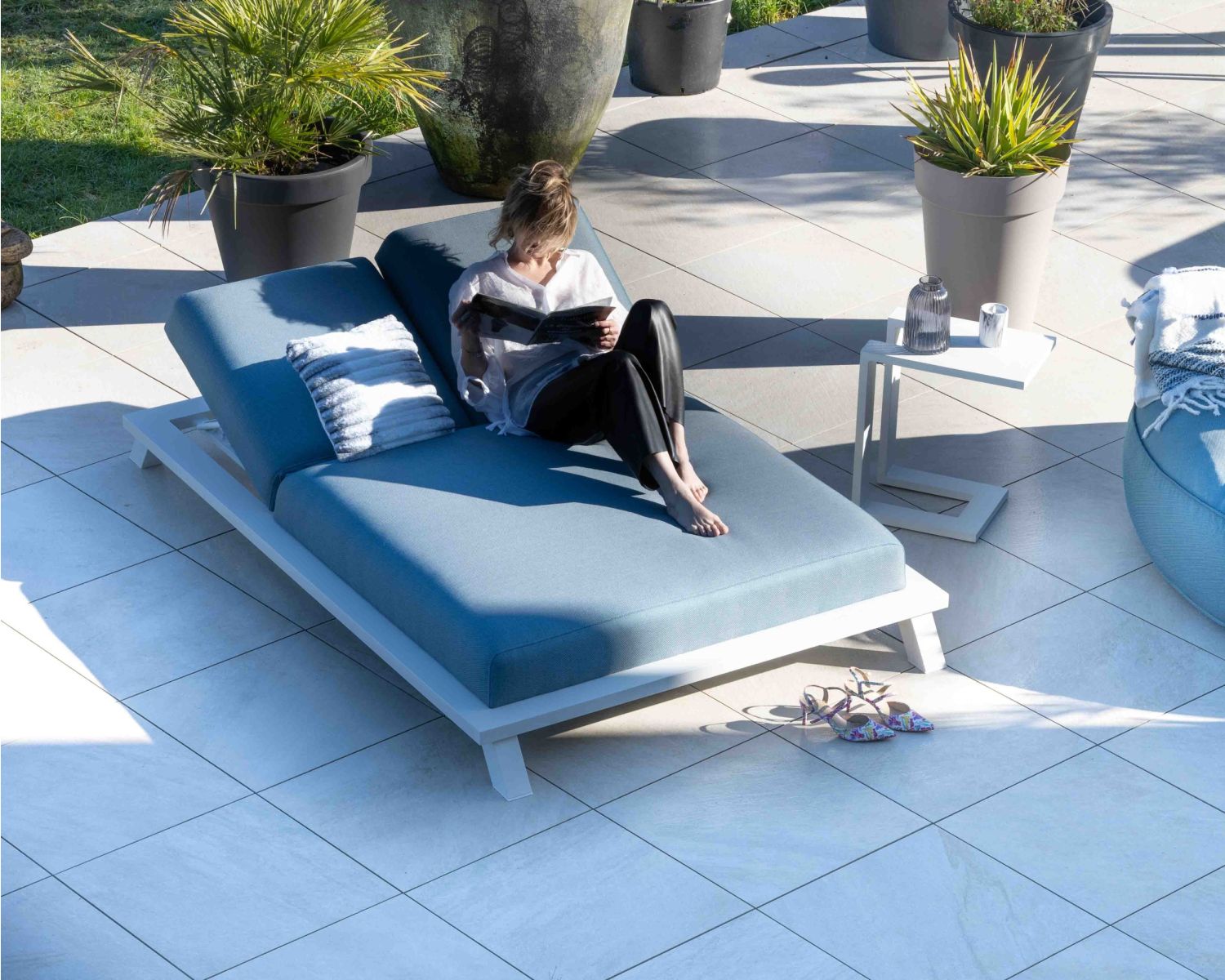 Tumbona doble de tela turquesa y aluminio blanco «Nusa Pedina»