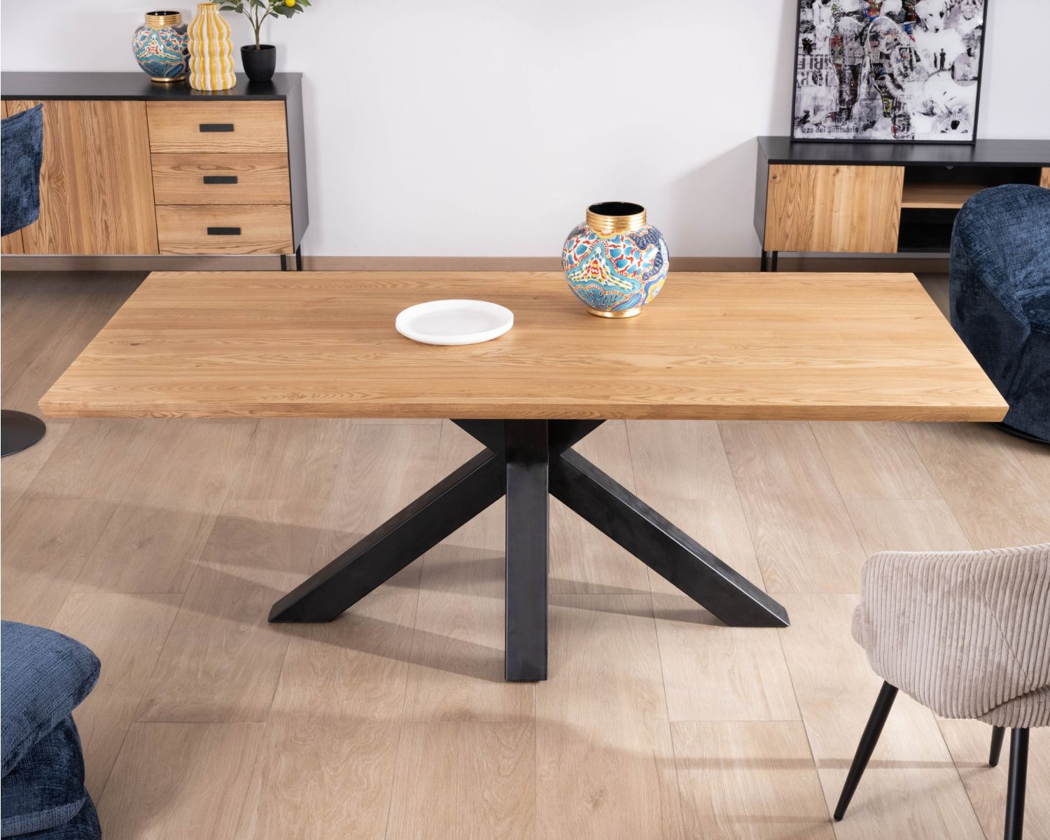 Mesa de comedor de fresno macizo con base en forma de estrella de metal negro «Sydney», 2 m