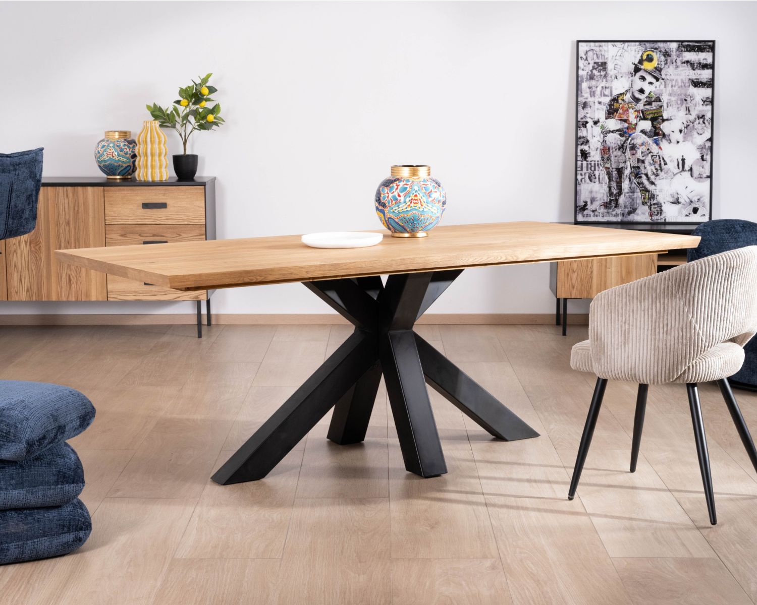 Mesa de comedor de fresno macizo con base en forma de estrella de metal negro «Sydney», 2 m