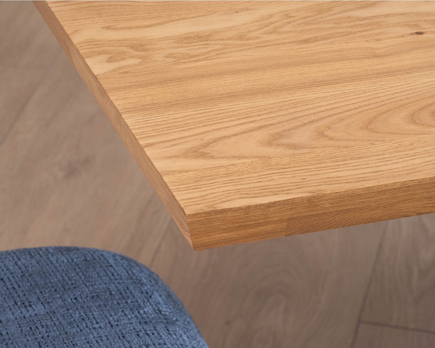 Mesa de comedor de fresno macizo con base en forma de estrella de metal negro «Sydney», 2 m