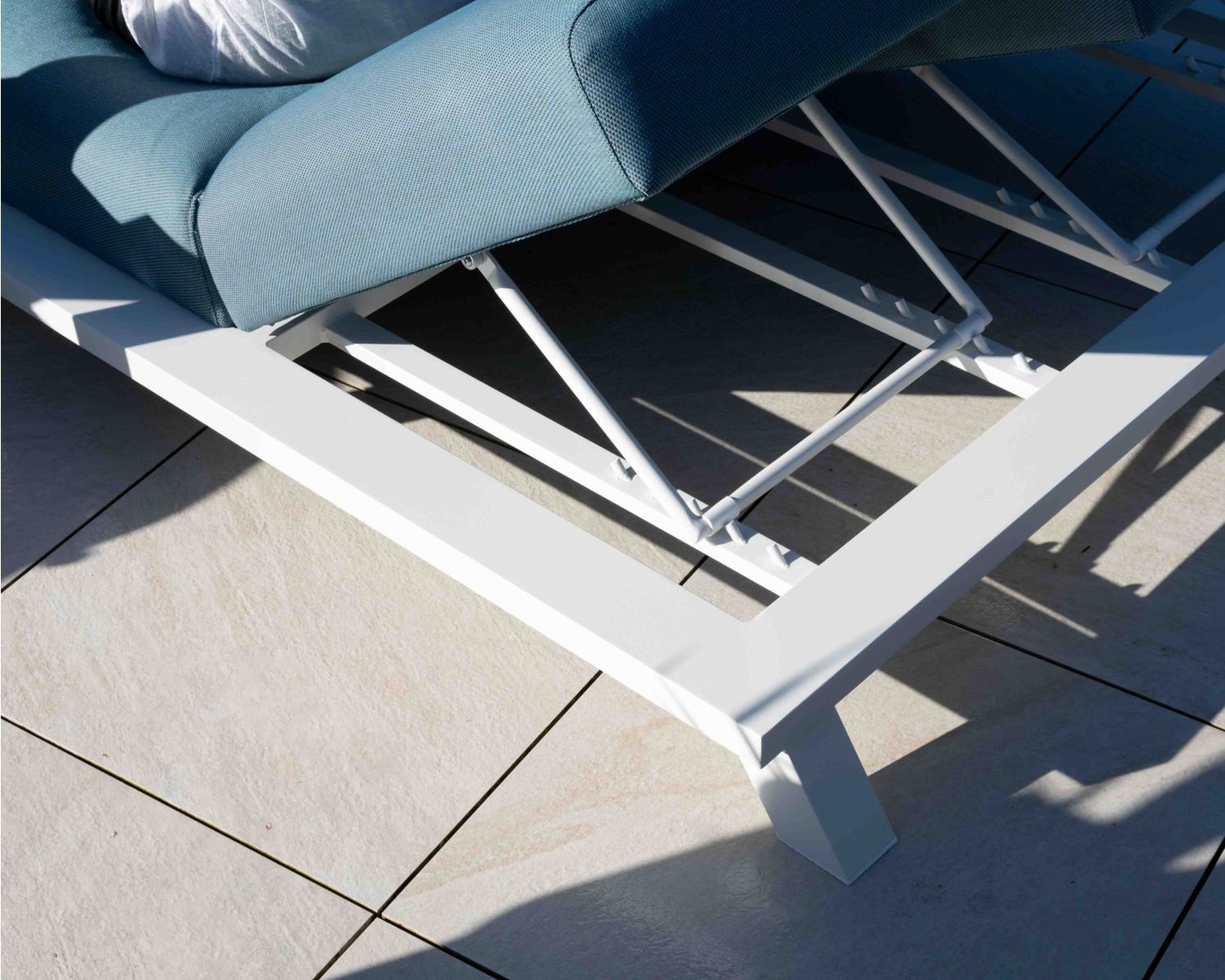 Tumbona doble de tela turquesa y aluminio blanco «Nusa Pedina»