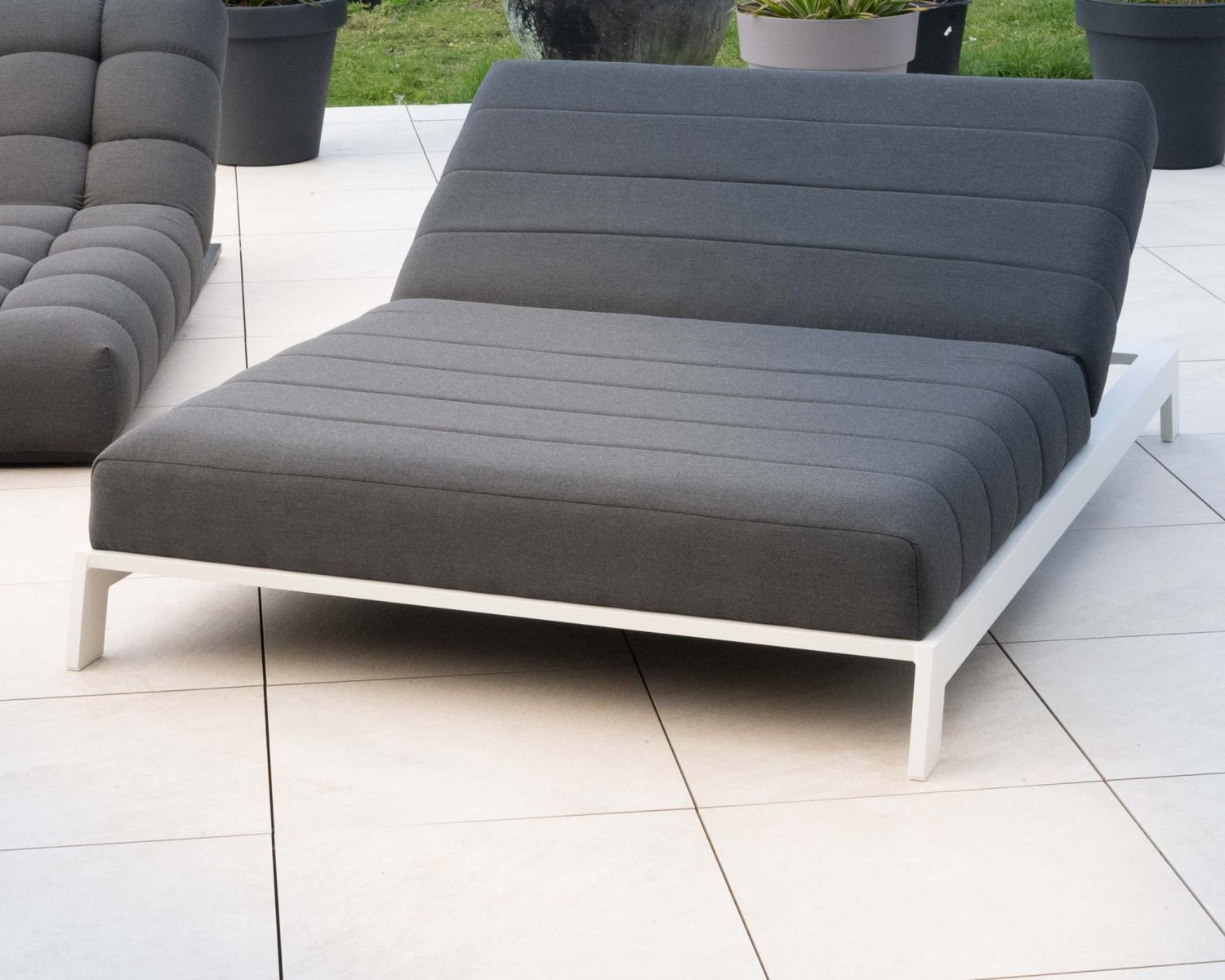Tumbona doble acolchada en gris oscuro y blanco «Terrasse»