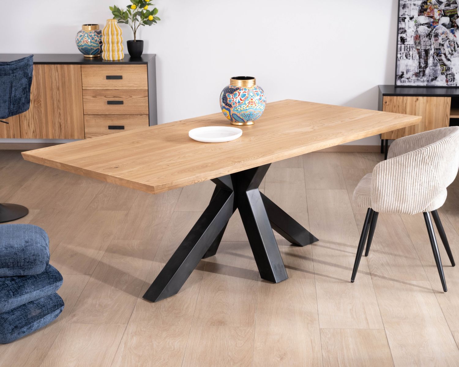 Mesa de comedor de fresno macizo con base en forma de estrella de metal negro «Sydney», 2 m