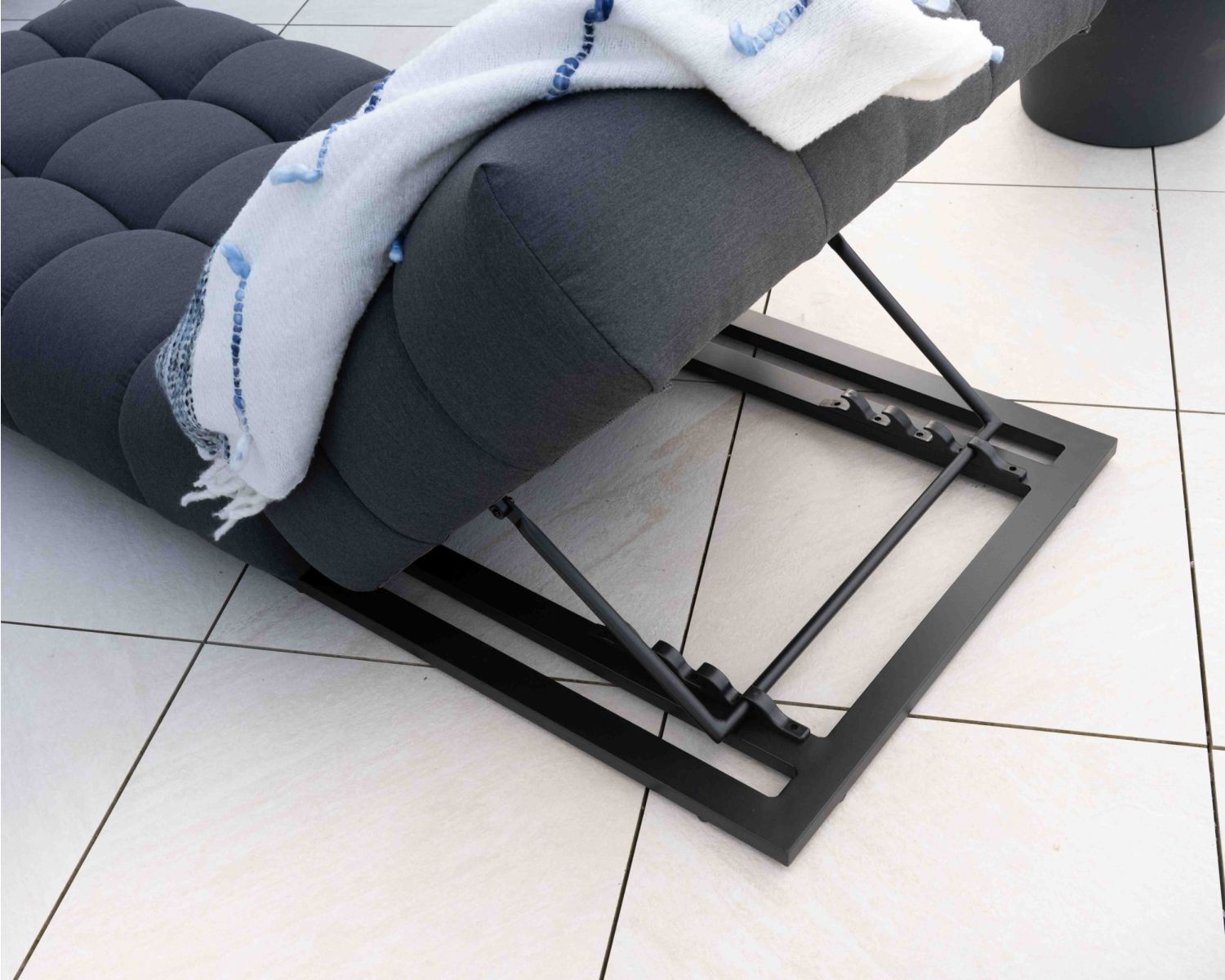 Tumbona de alta gama en tejido Sunbrella gris oscuro «Lazy Beach»