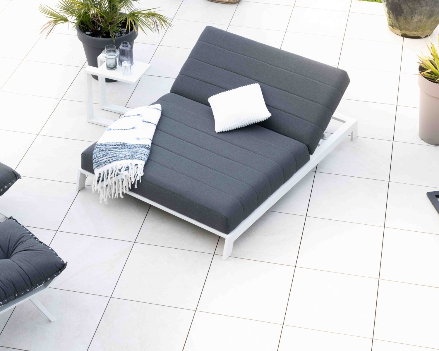 Tumbona doble acolchada en gris oscuro y blanco «Terrasse»