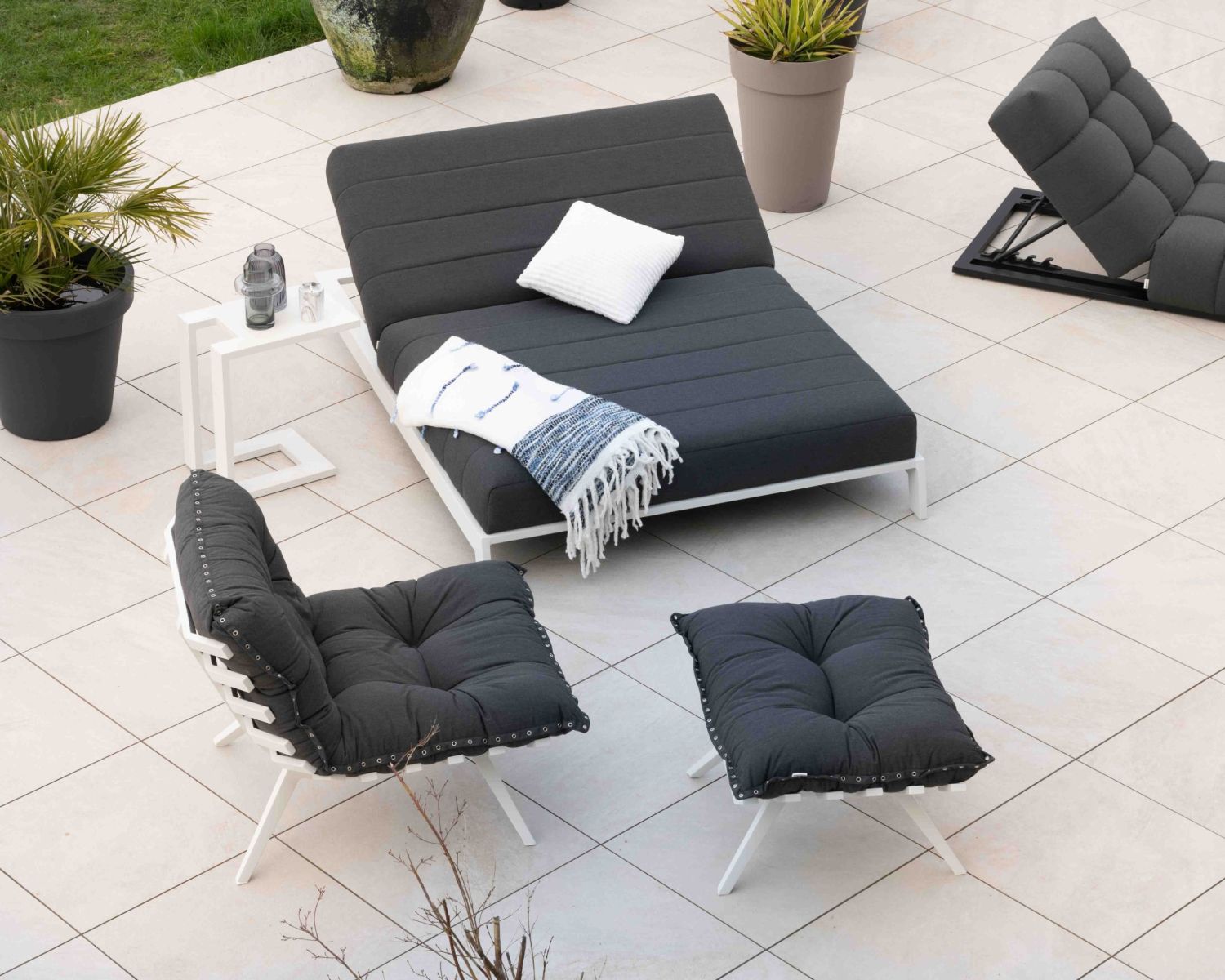 Tumbona doble acolchada en gris oscuro y blanco «Terrasse»