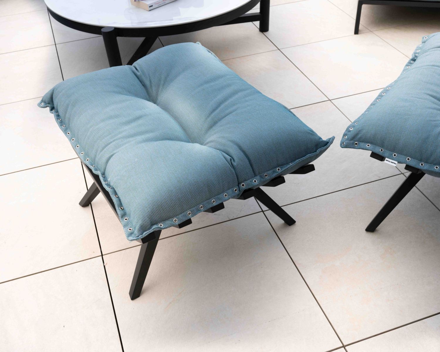 Tumbona de alta gama en turquesa y negro con reposapiés modular «Lisca»